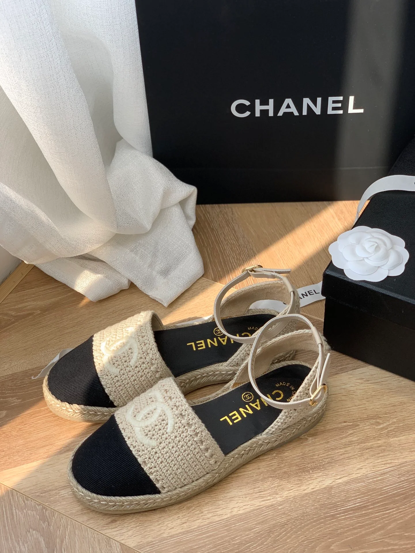 Соломенные сандалии Chanel - 2 шт.