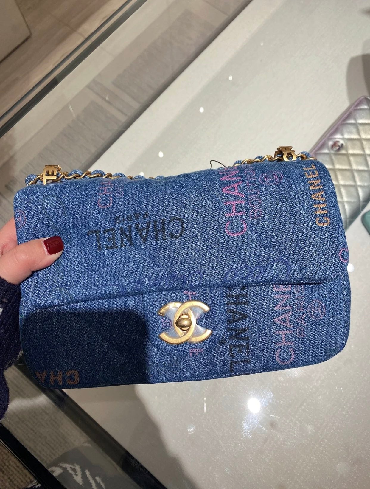 Сумка Chanel из коллекции весна/лето с граффити и джинсовой отделкой - CF Bag - 28 см
