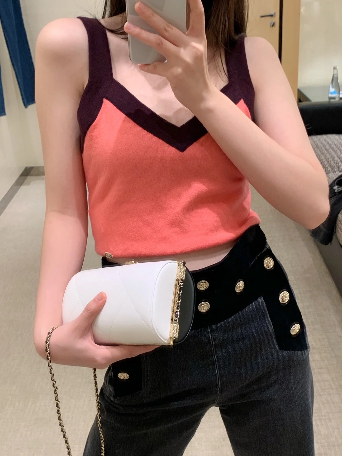 Вечерняя сумочка Chanel из коллекции Métiers d'Art 2020, черно-белая.