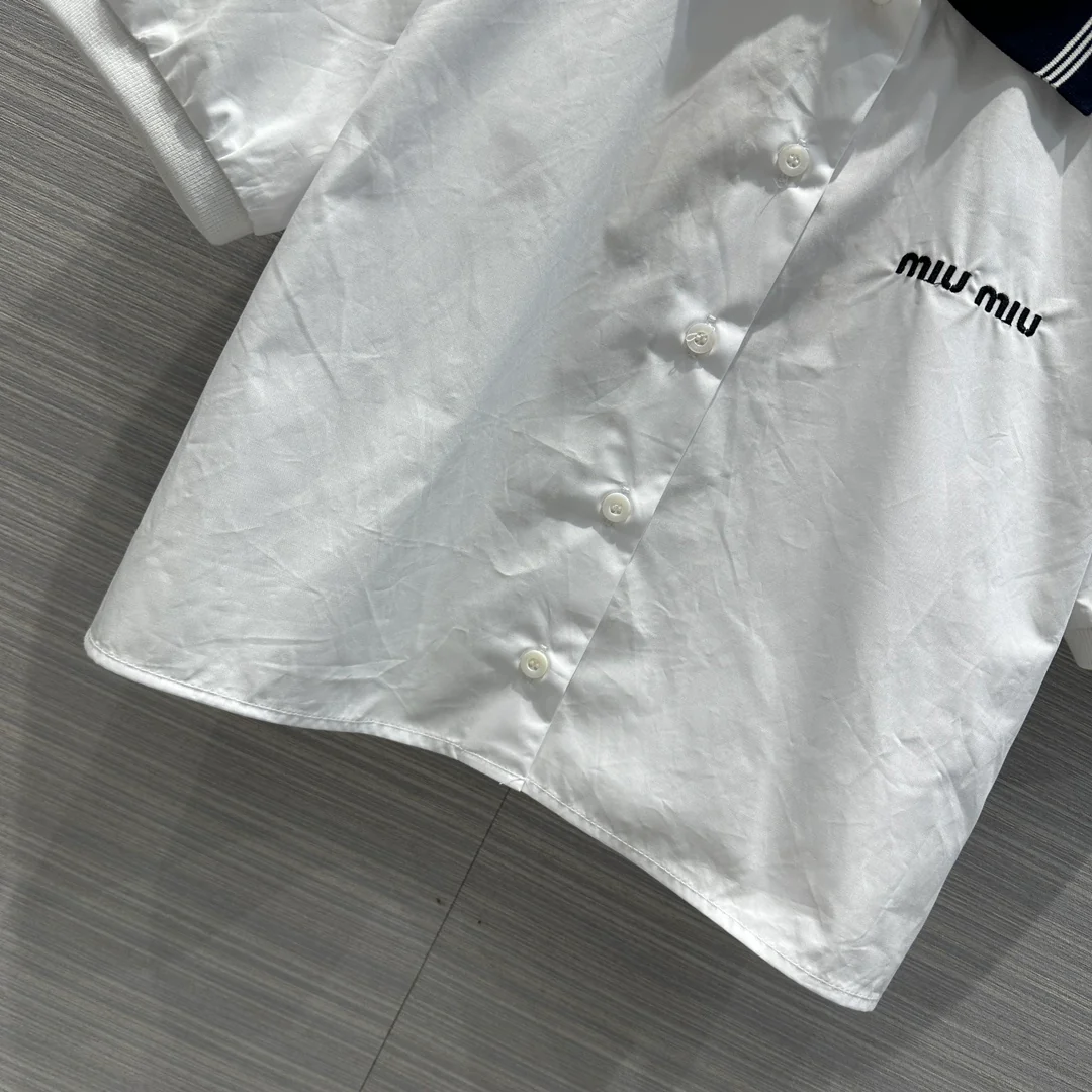 Miu Miu - 2404 - Весна/Лето 2024. Чисто белый девичий костюм в стиле преппи - Костюм в том же стиле, что и у Чан Вон Ён.