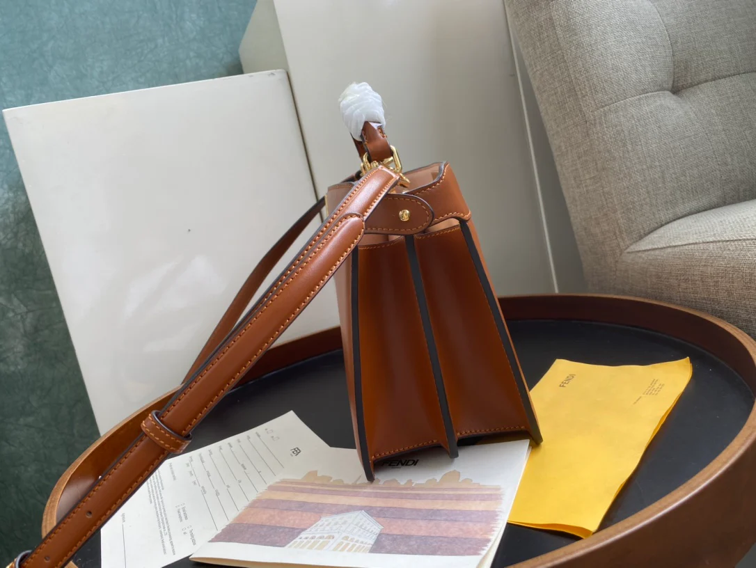 Маленькая коричневая кожаная сумка Fendi Peekaboo i Seey