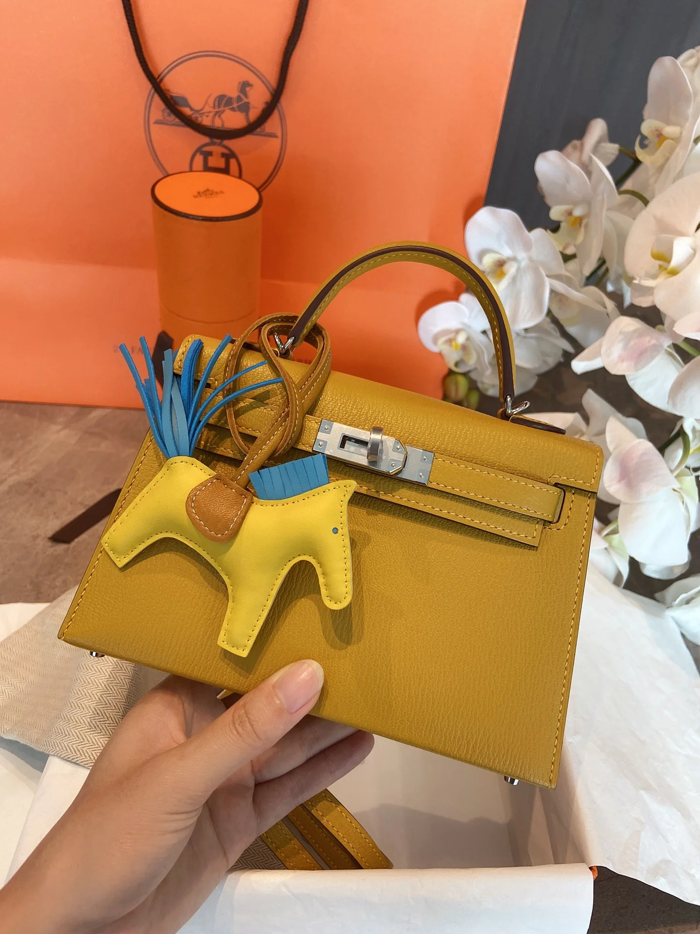 Миниатюрная сумка Hermes Kelly 2-го поколения из козьей кожи янтарно-желтого цвета с серебряной пряжкой.