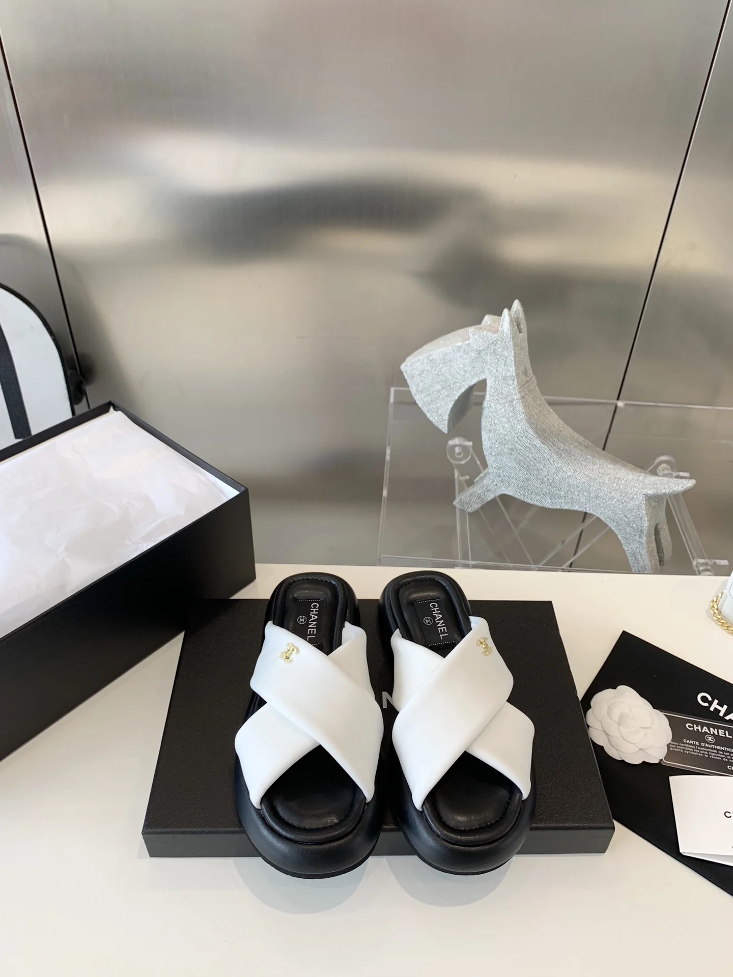 Летние тапочки Chanel 22 на платформе с перекрестным ремешком — размеры 35-41