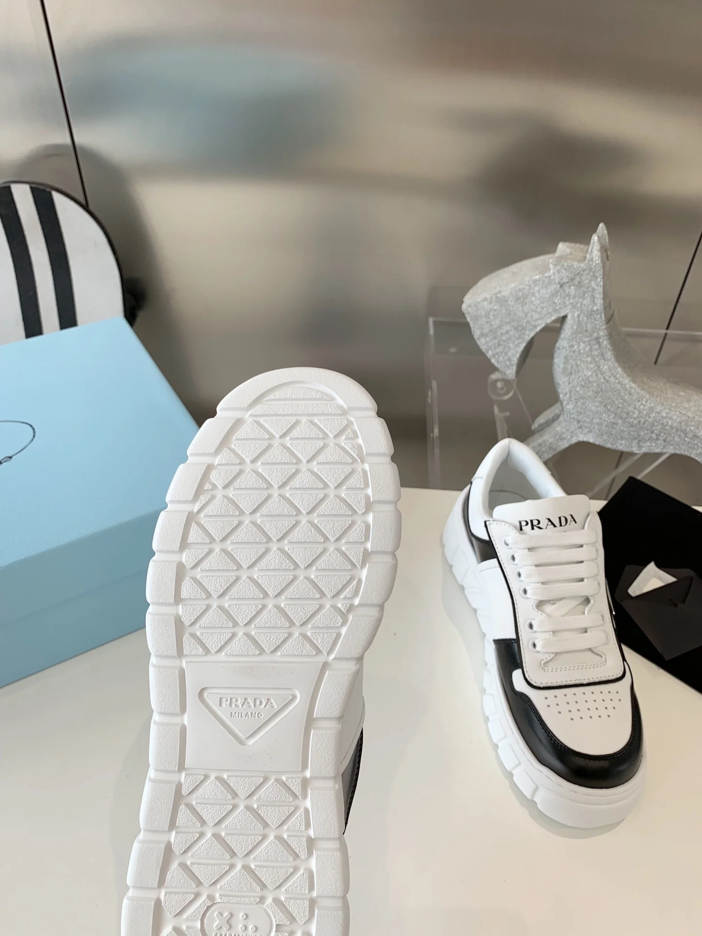 Prada - Новинка сезона осень/зима 2022 - Повседневные туфли на платформе