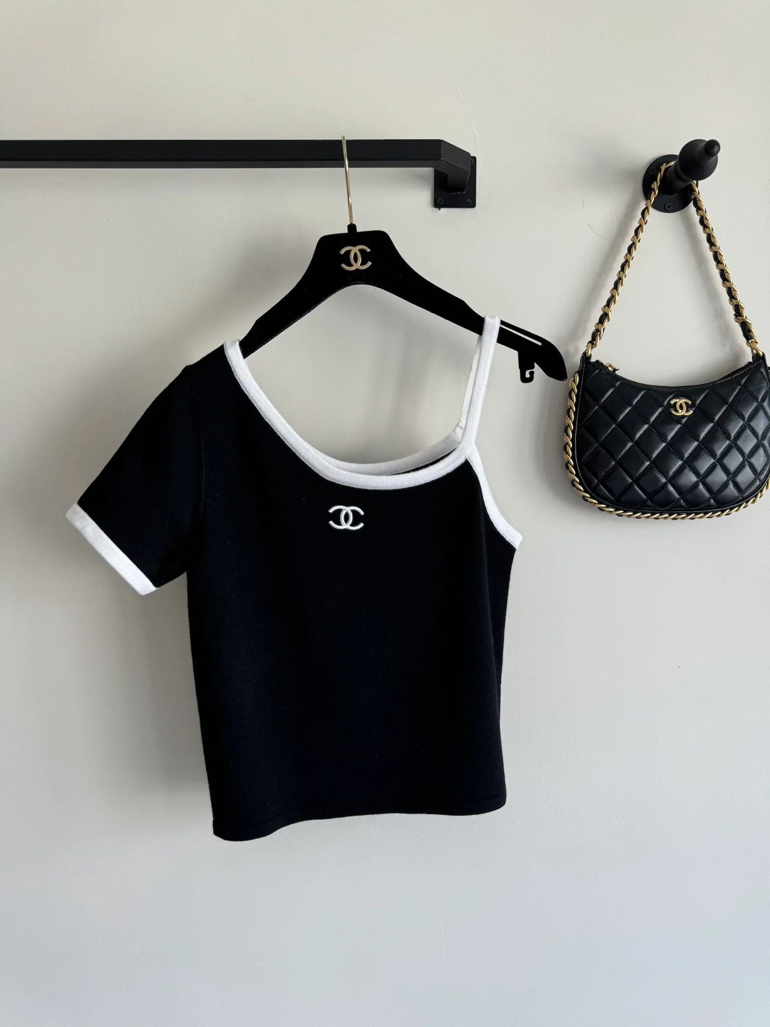 В стиле Chanel - 2403 - Новый топ на одно плечо - Черный