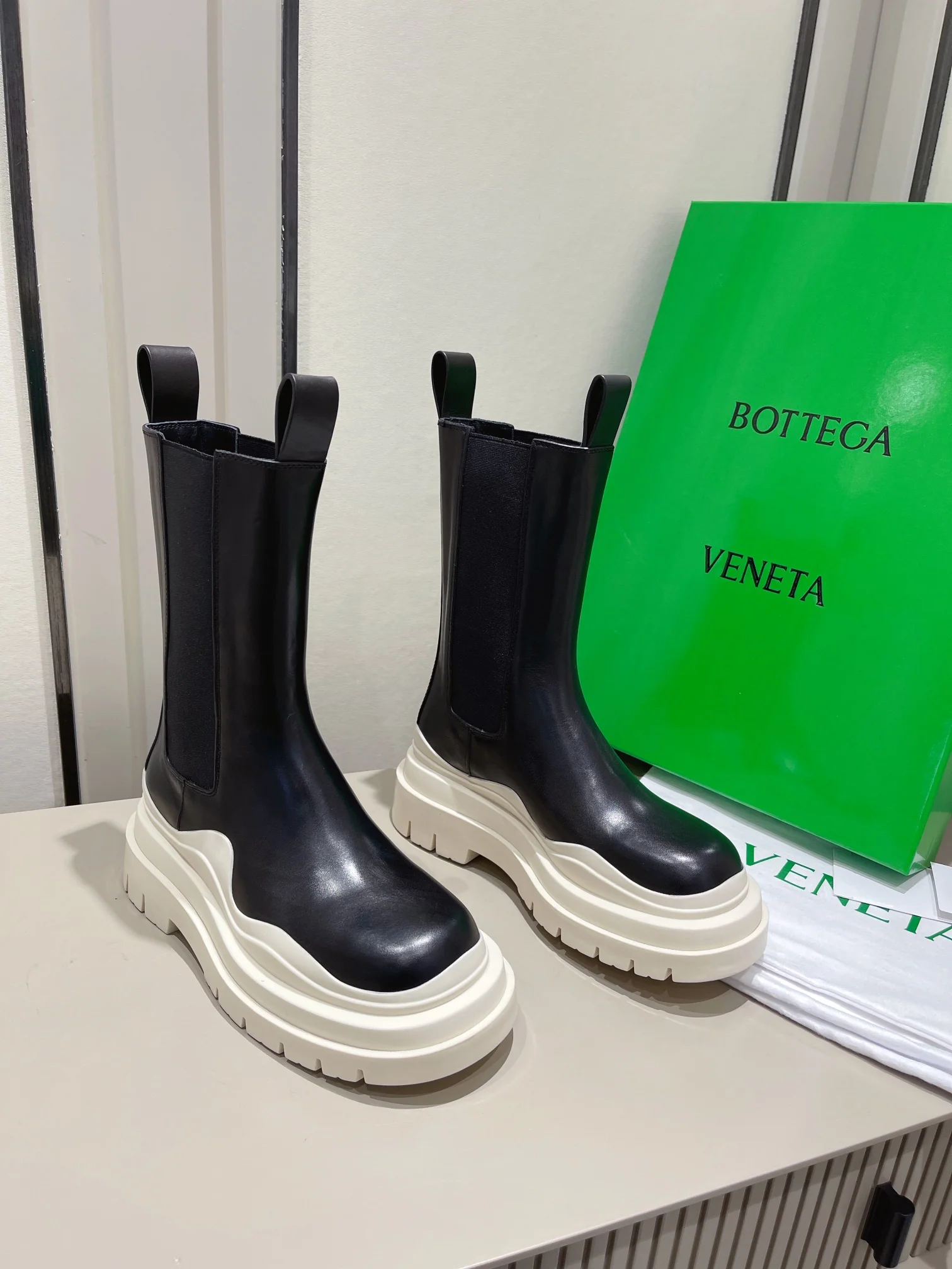 BV - Ботинки на белой подошве на платформе до середины икры