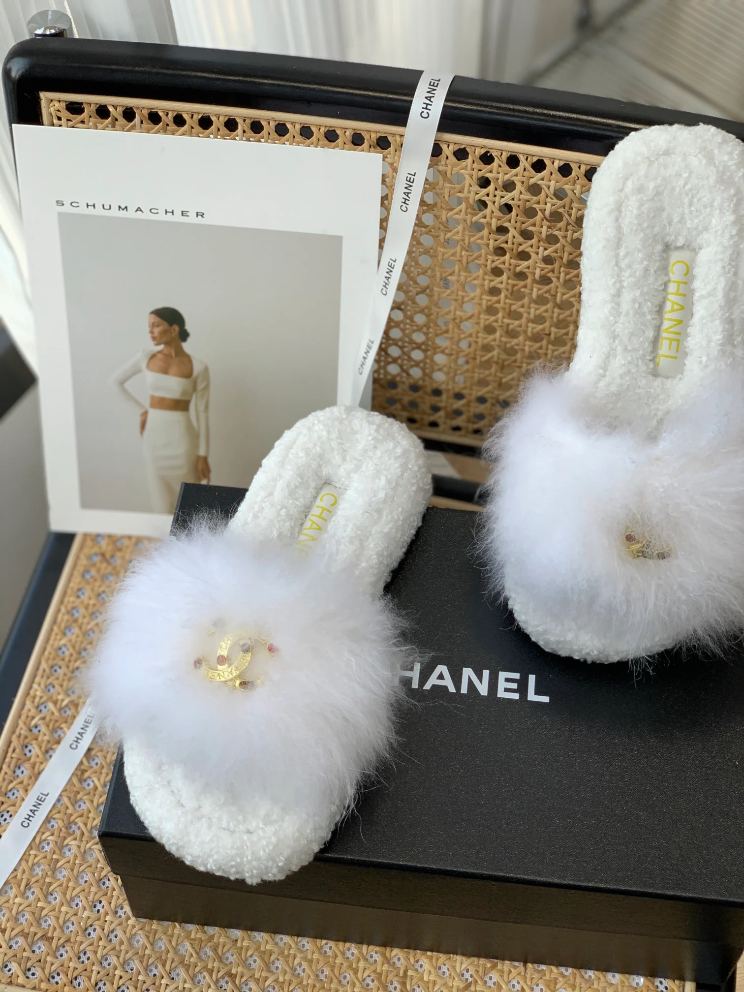 Тапочки Chanel с пряжкой из искусственного меха норки - белые