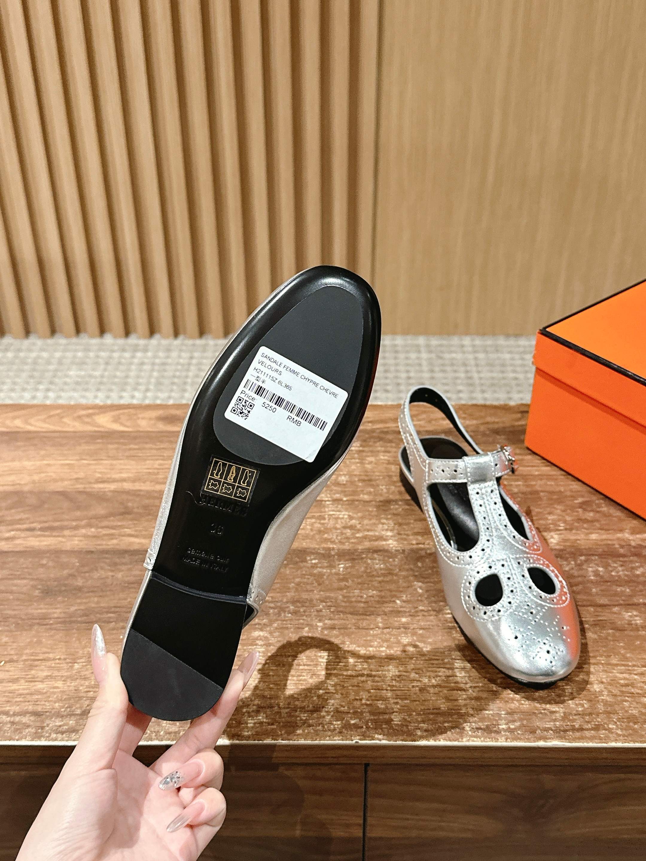 Кожаные сандалии-гилли Hermes с открытой пяткой - серебристые