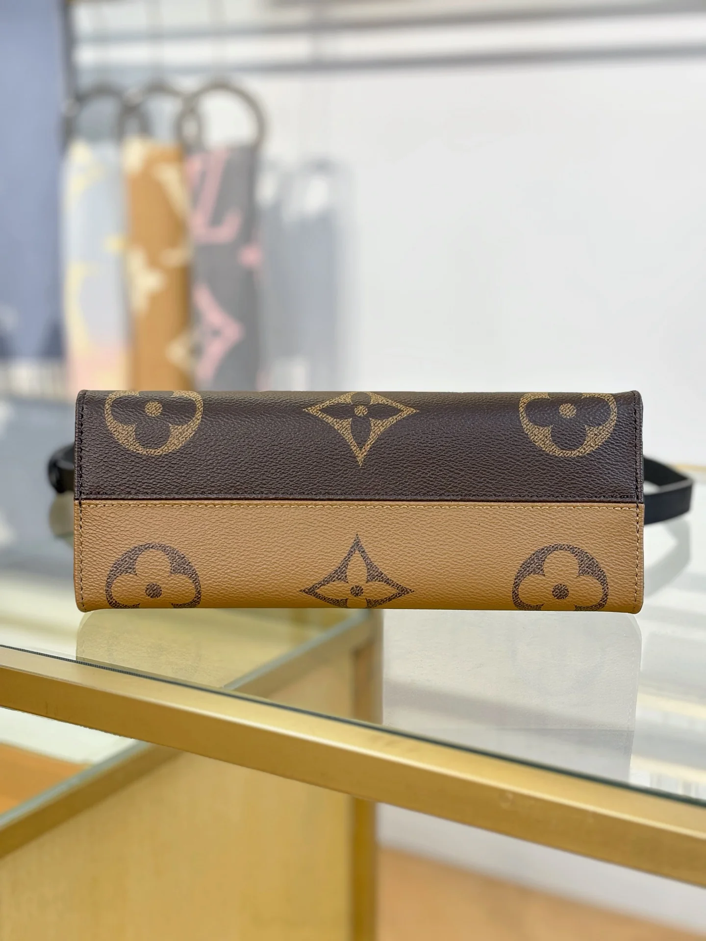 LV-mb163c-onthego-east-west-chain-handbag-classic monogram