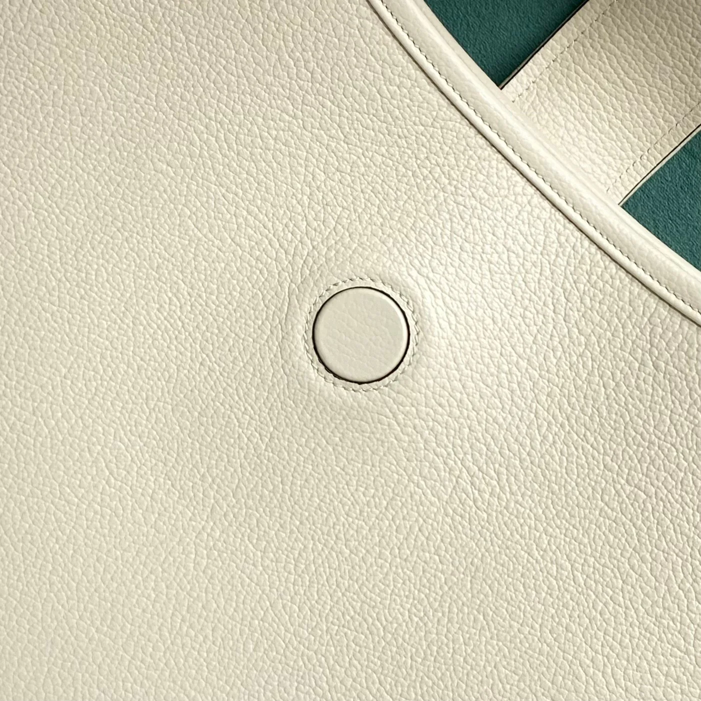 Весенняя коллекция Gucci 2023 — сумка через плечо ?Полумесяц? — белая.