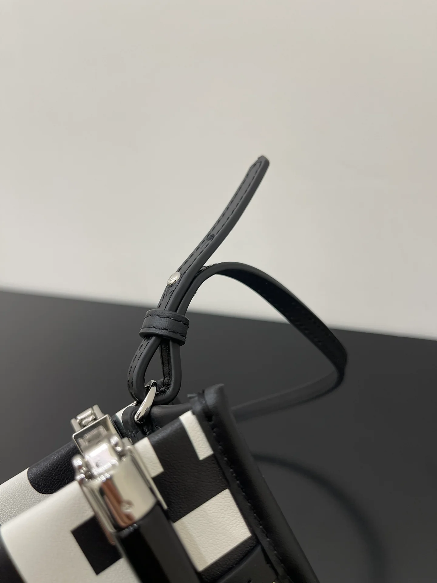 Сумка-тоут Fendi Sunshine — мини — черно-белая коллаборация