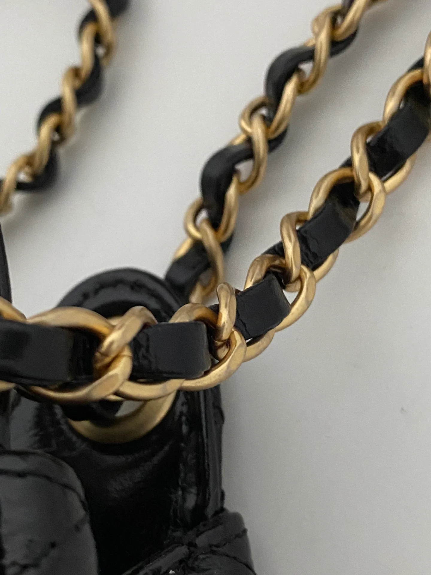 Коллекция Chanel ?Ранняя весна 2023? — сумка-хобо ?Хиппи? — маленькая — черная