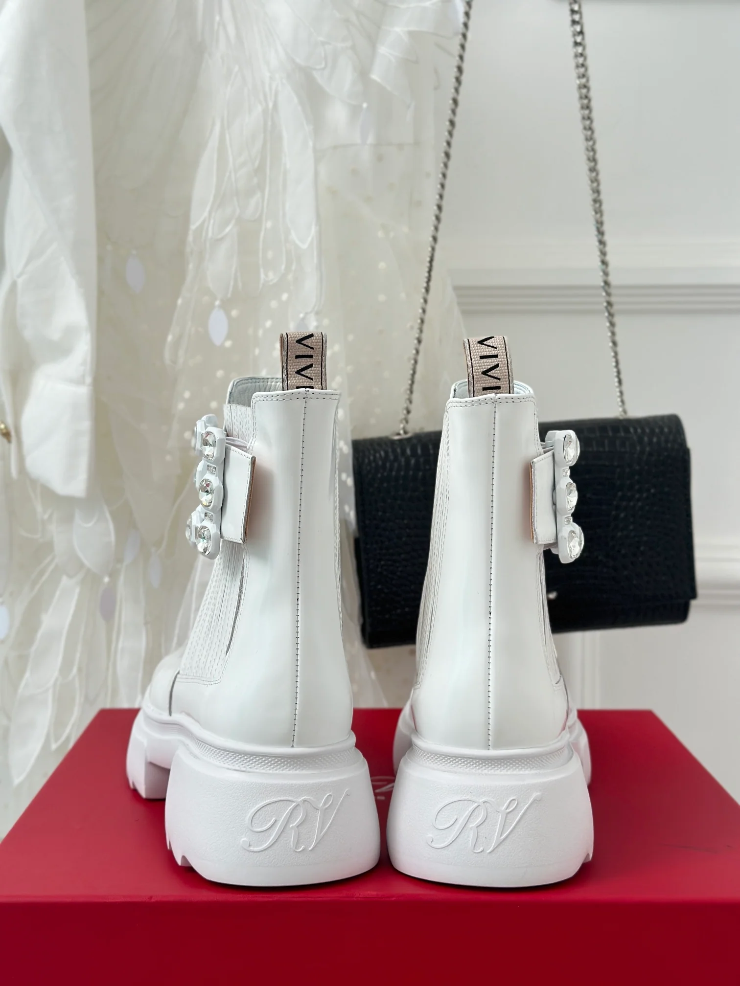 Обувь RV Shoes - Новинка сезона осень/зима 2023 - Ботильоны с квадратной пряжкой и стразами - Белые