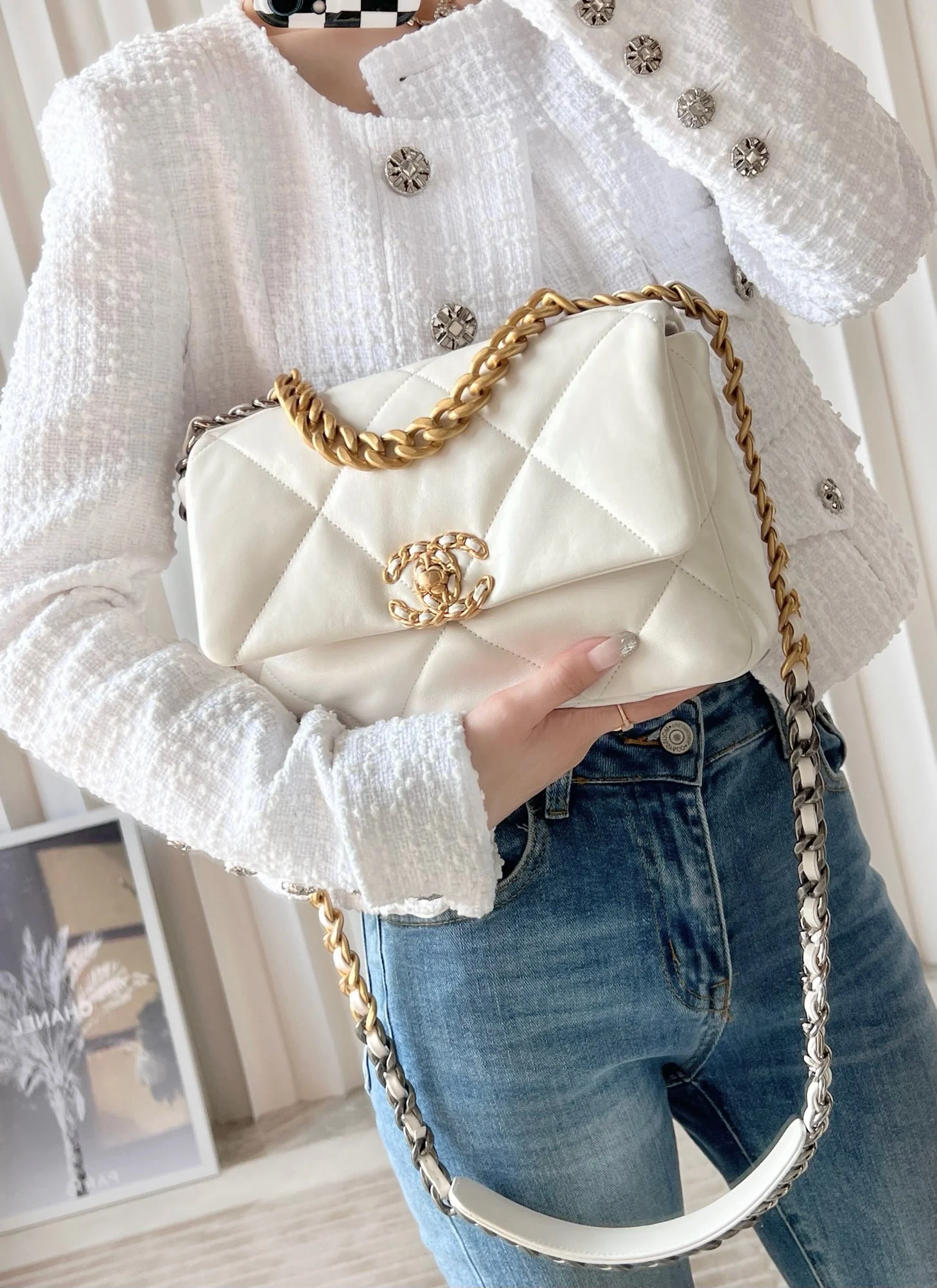 Маленькая сумочка Chanel 19bag - белая.