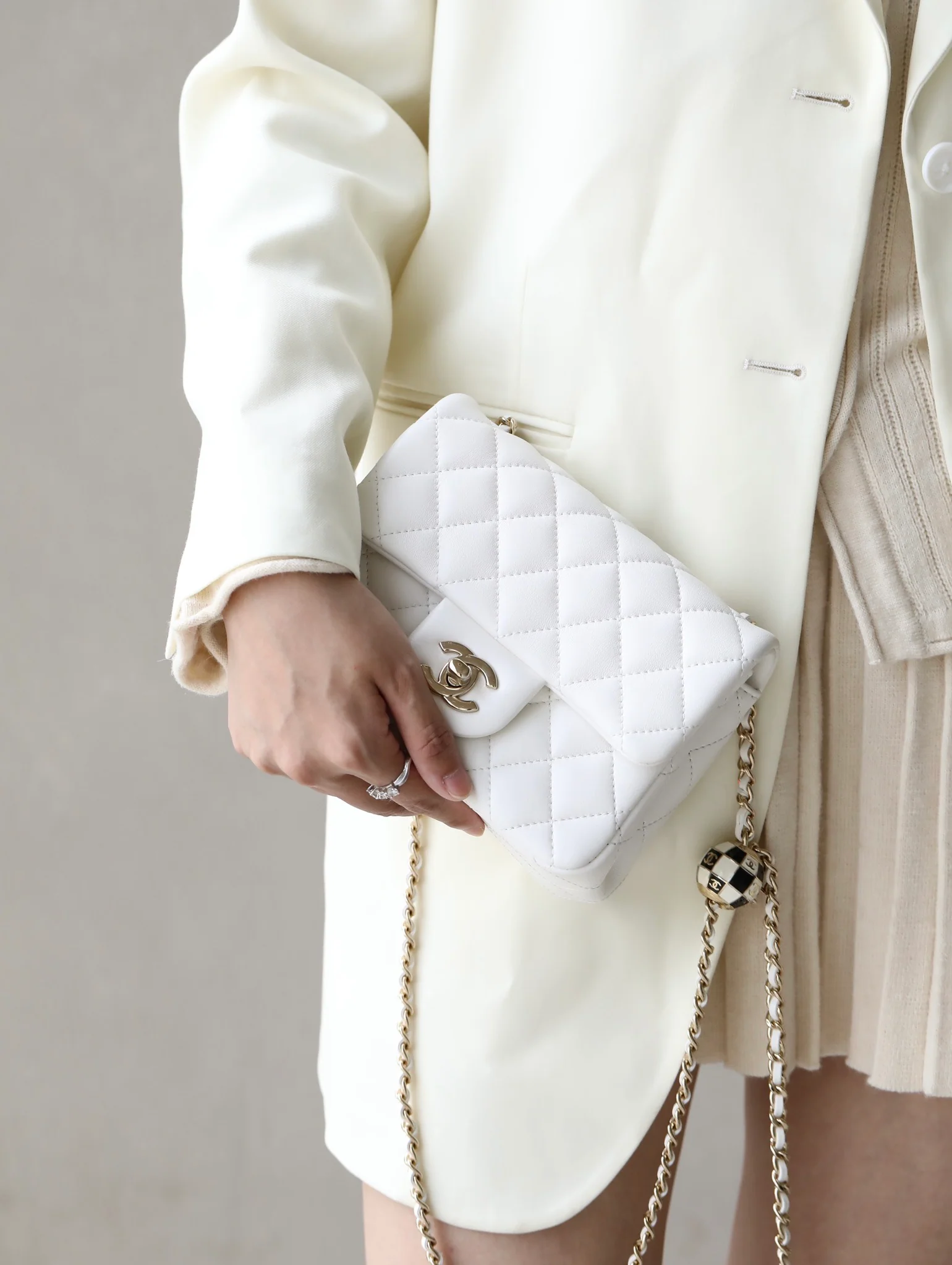 Новые поступления Chanel весна/лето 2023 - Футбольная серия - Сумка CF - Белая - Фотографии в действии