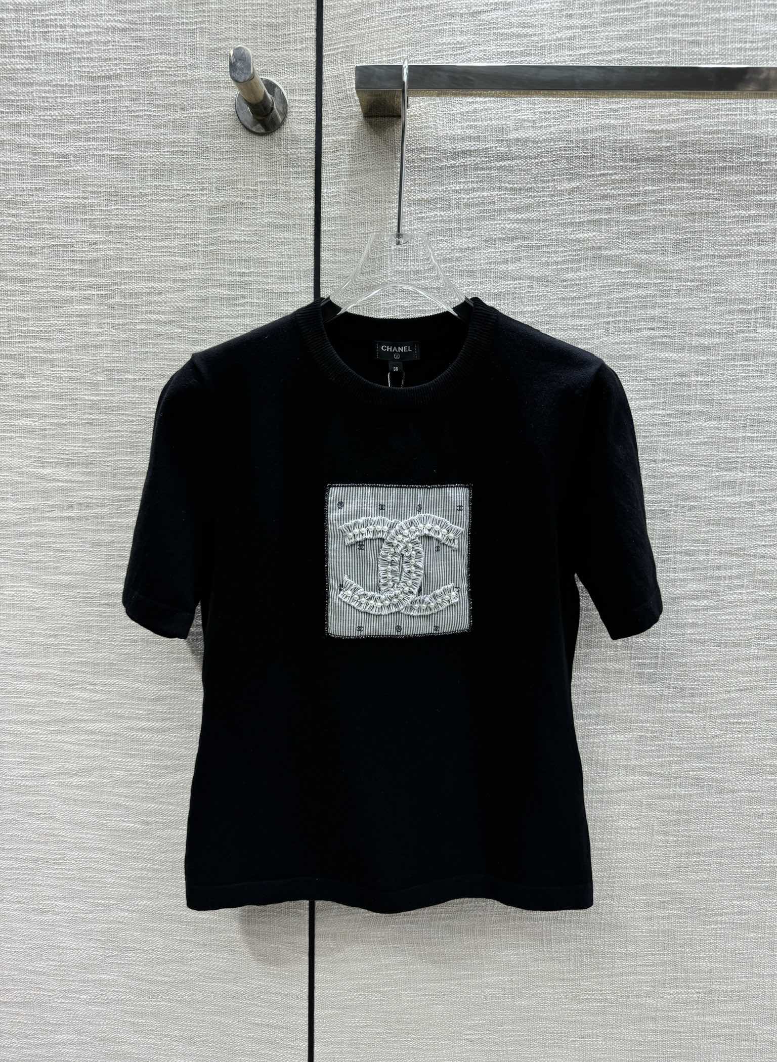 Вязаный топ Chanel 2403 черного цвета с короткими рукавами и логотипом Double C.