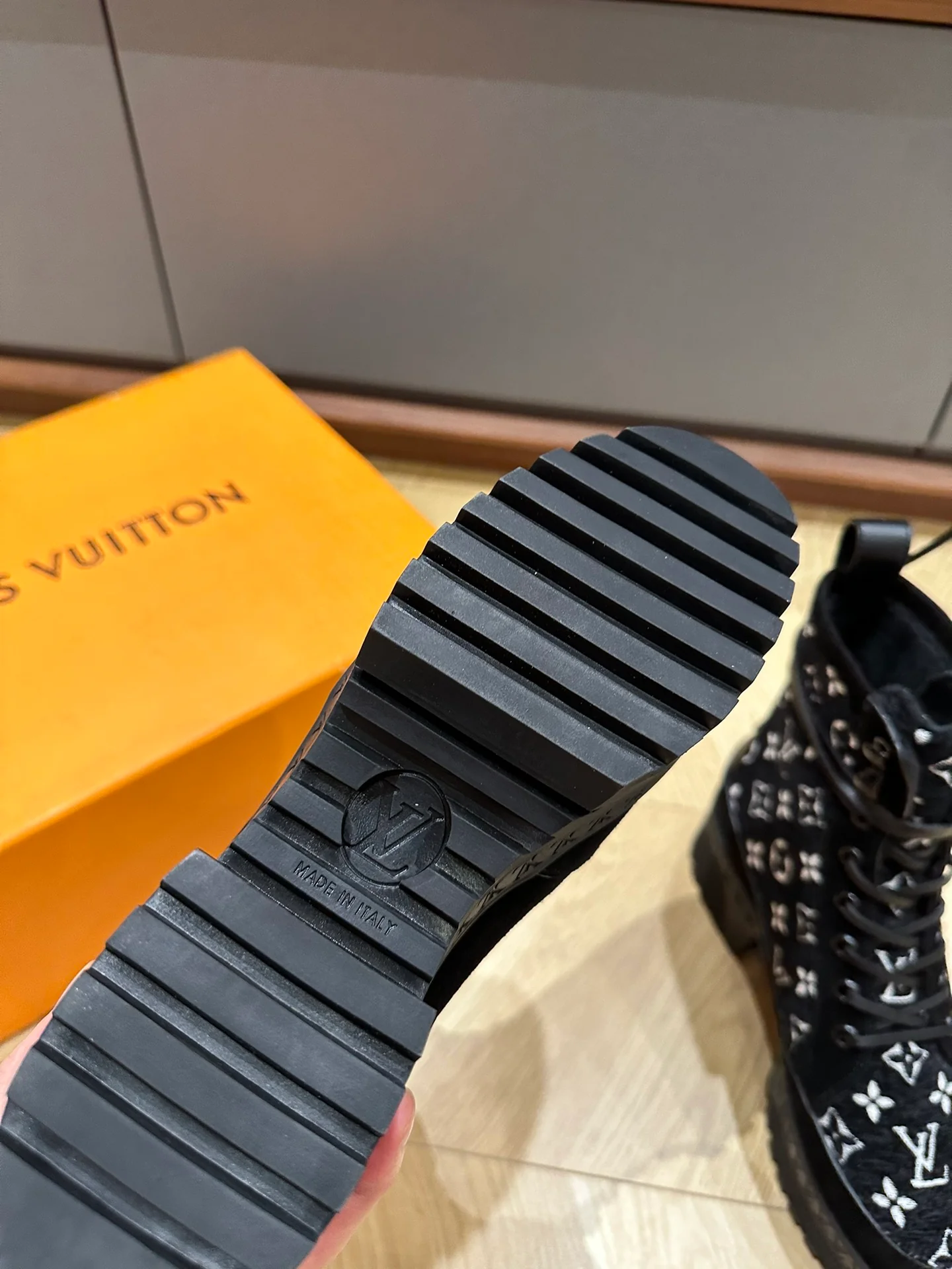 LV-2024 - Ботинки на высоком каблуке и платформе - Черные - 1