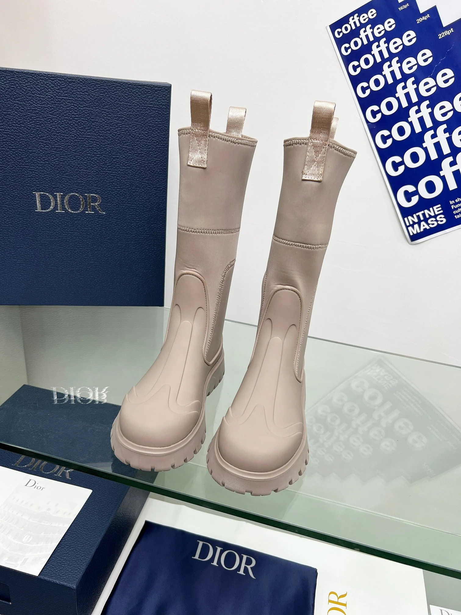 Модель Dior с подиума 2023 года - Ботинки Dr. Martens - Унисекс - Абрикосовый цвет