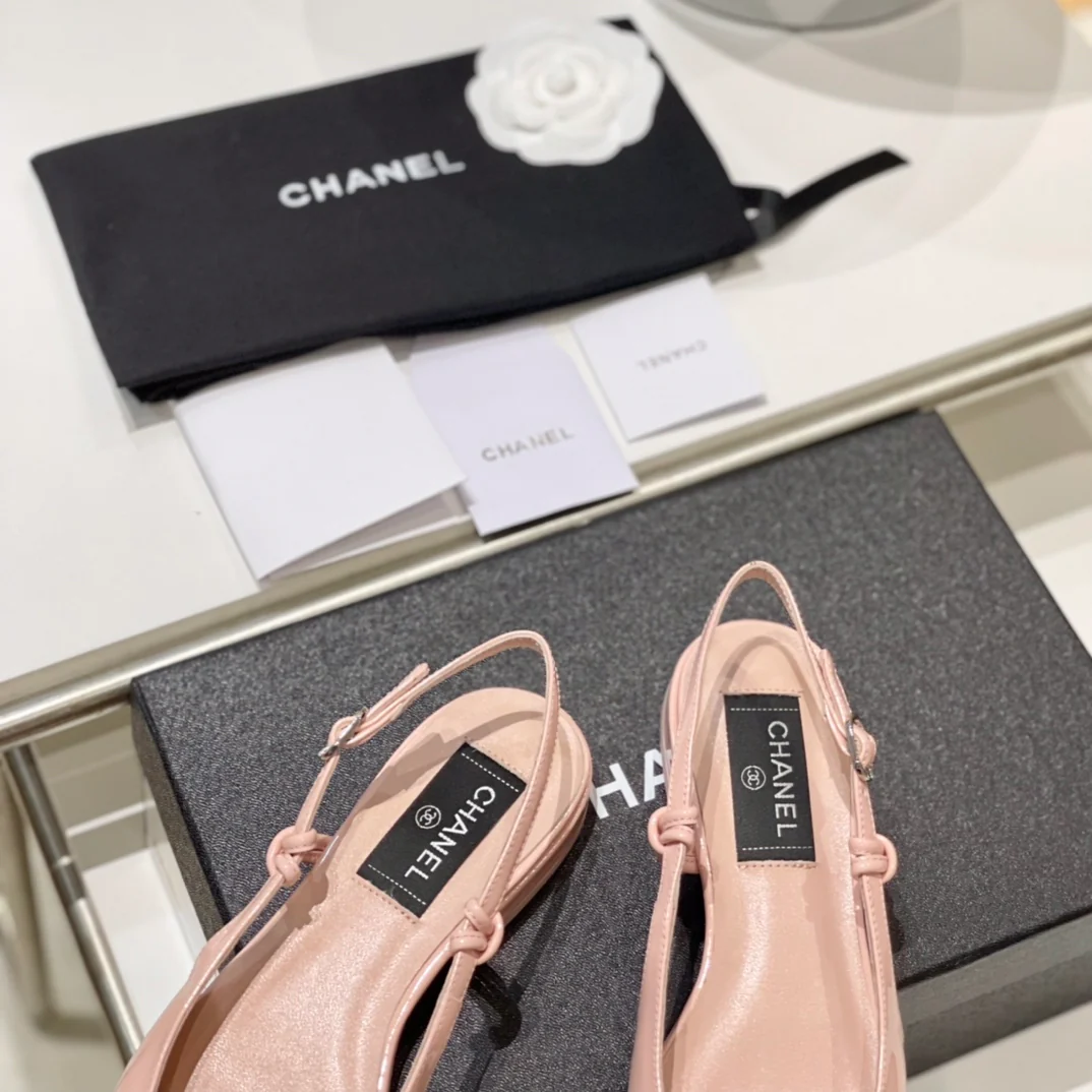 Сандалии Chanel с острым носком