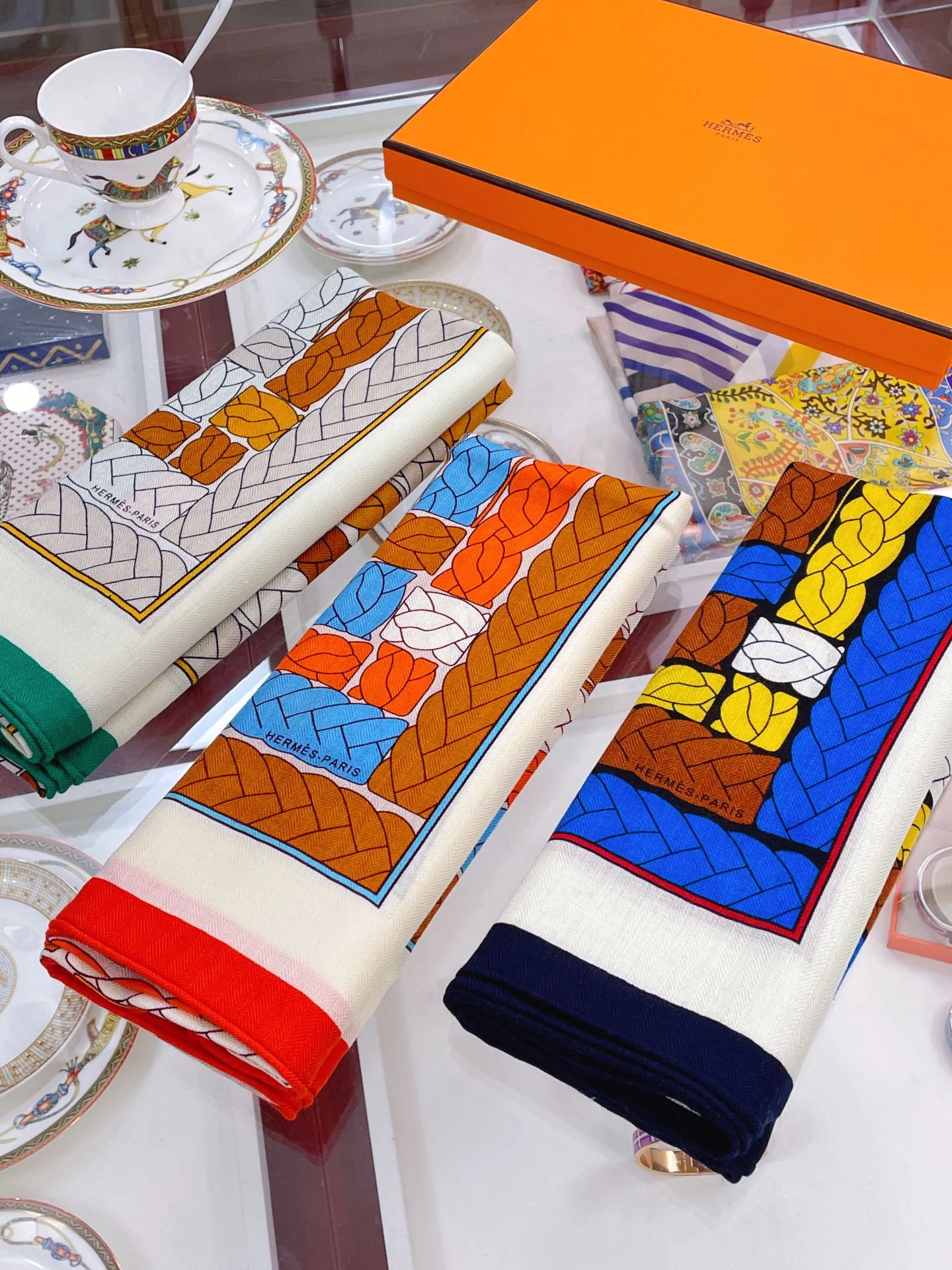 Шарф Hermes с переплетенными буквами H-H - 140 см - 70% кашемир - 30% шелк - 1 шт.