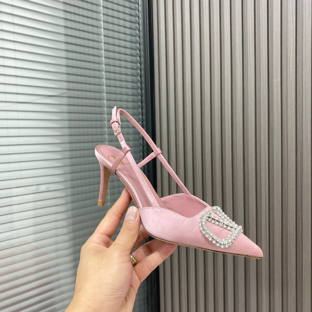 Valentino - Новейшая коллекция бутика - Сандалии и туфли на каблуке с V-образными замшевыми вставками - 2