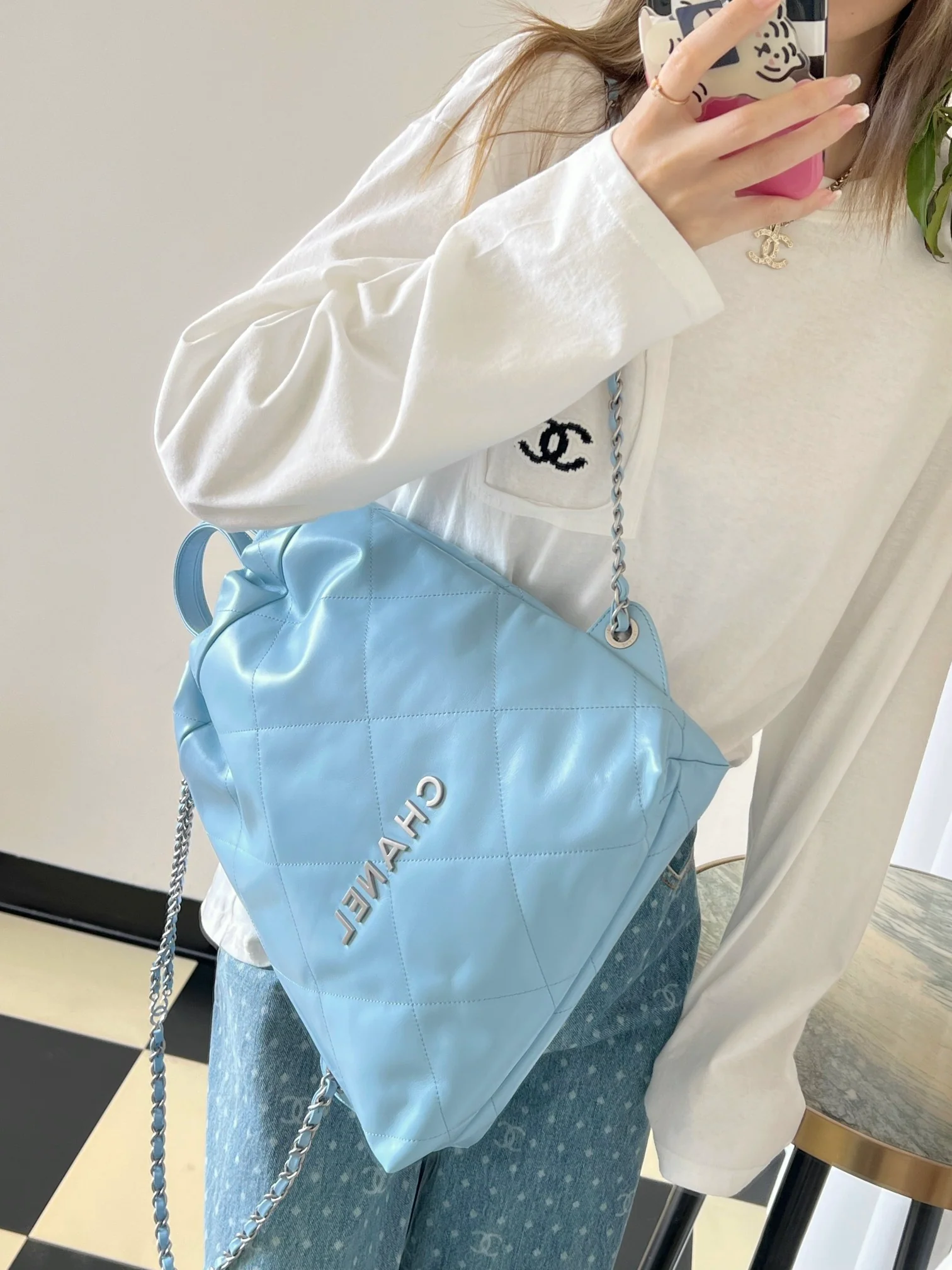 Рюкзак Chanel из телячьей кожи, светло-голубой, с золотой фурнитурой.