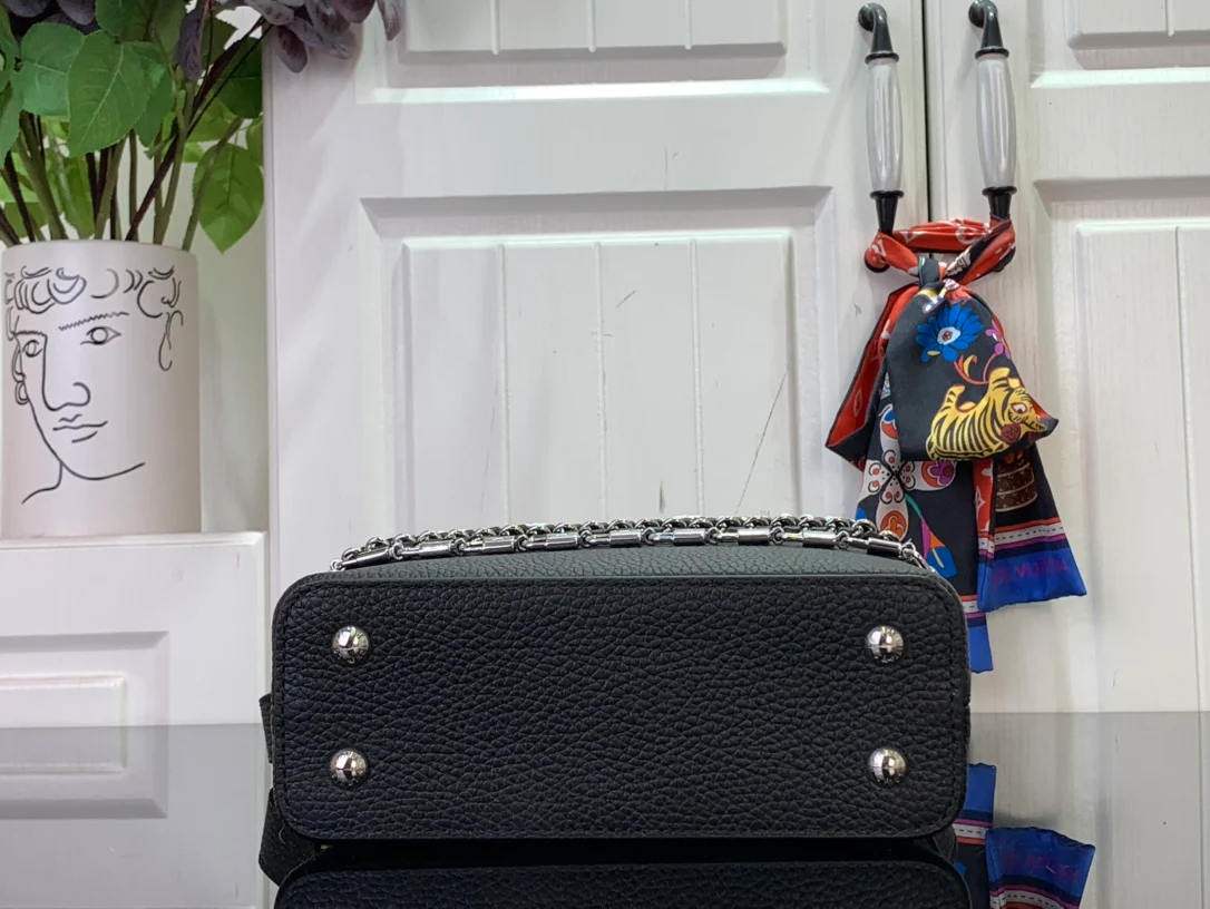 Миниатюрная кожаная сумочка LV Capucines с жемчужной цепочкой - черная