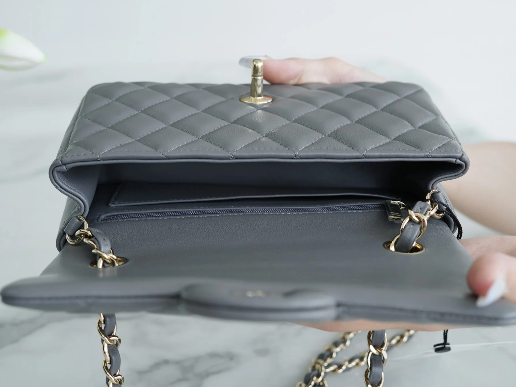 Мини-сумка Chanel CF 20 см, темно-серая, из овечьей кожи, со светло-золотистой пряжкой CF20