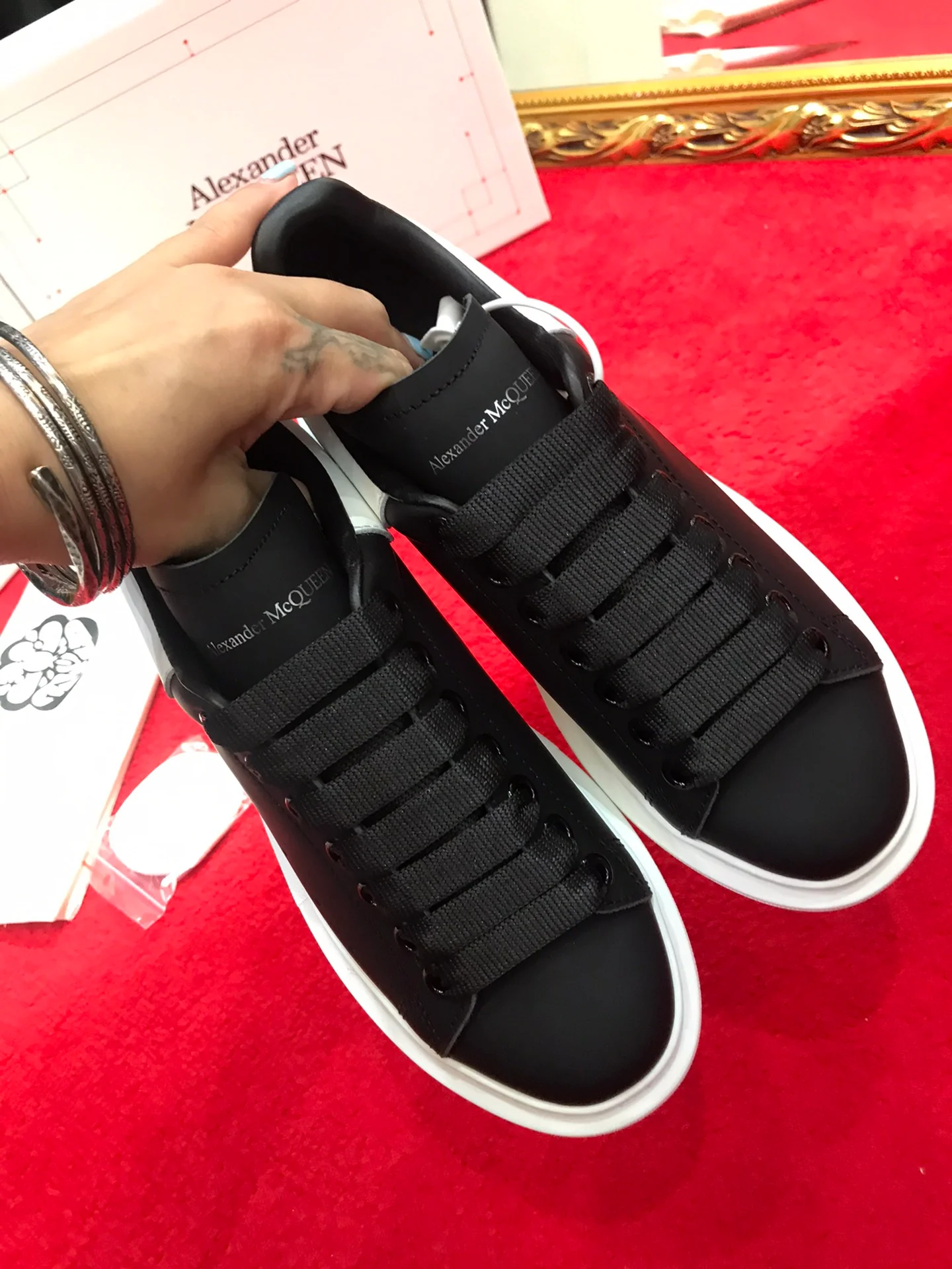 Классические белые кроссовки McQueen - полностью черные - с белой отделкой