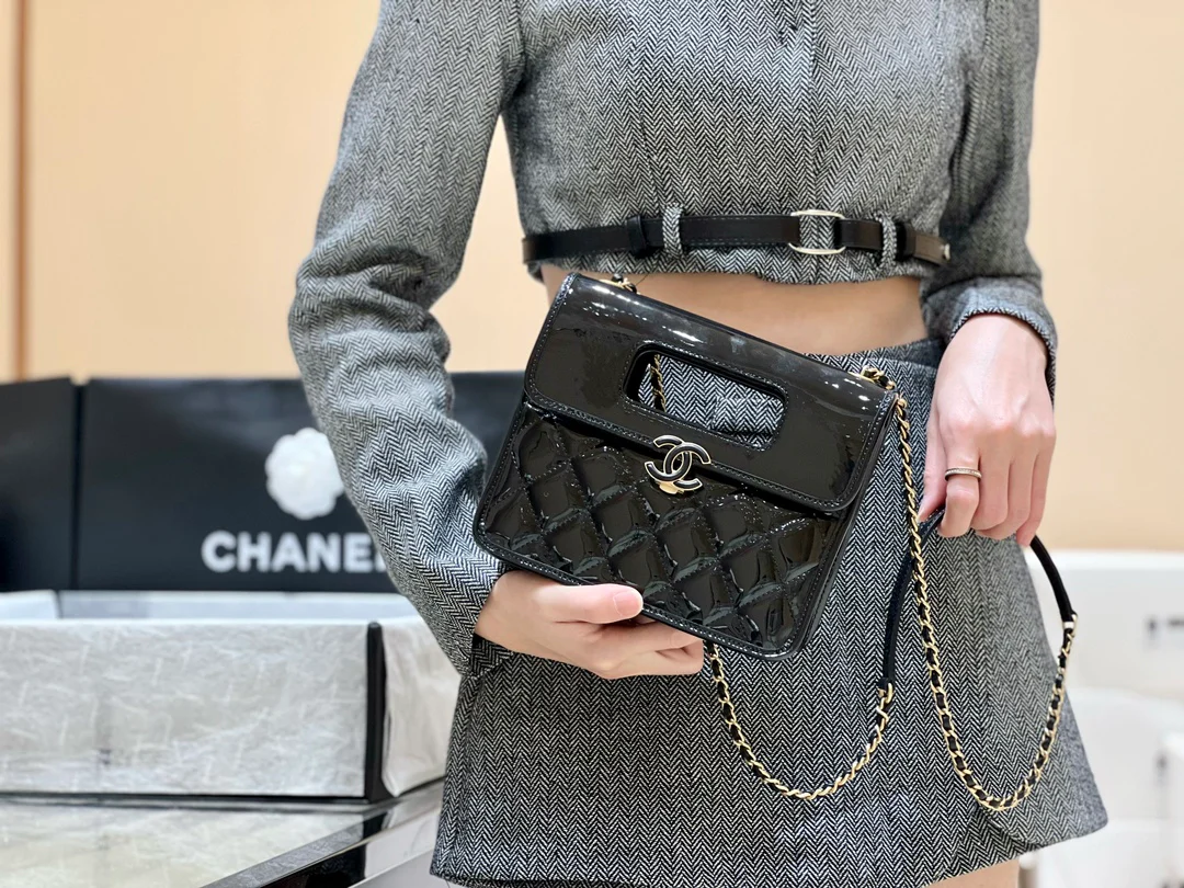 Новинка сезона весна/лето 2023 от Chanel - лакированная кожа - сумка-конверт - фотографии в действии.