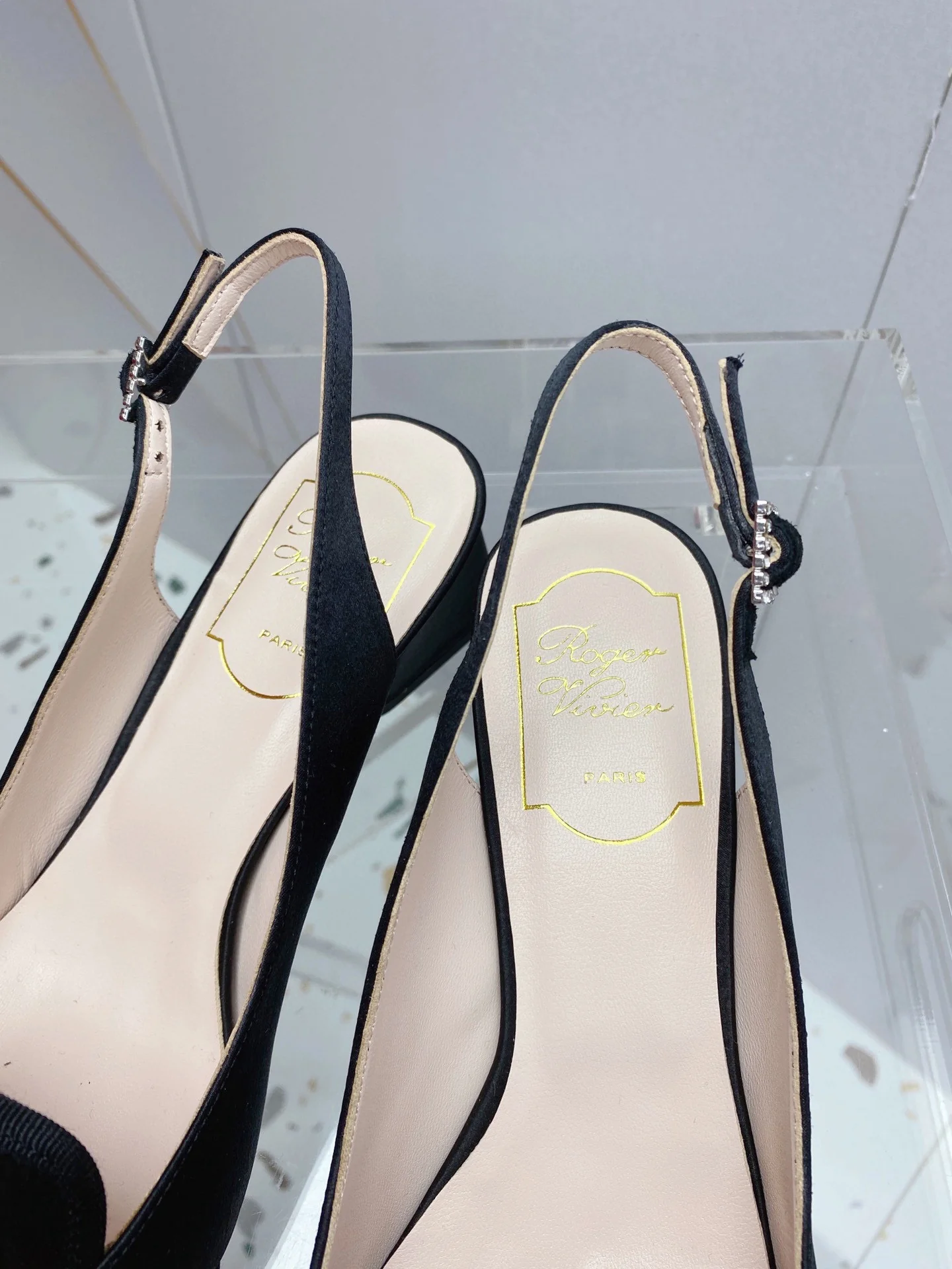 Обувь RV Shoes - Новинка ранней весны 2023 года - Сандалии на низком каблуке с пряжкой в ??виде снежинки - Черные