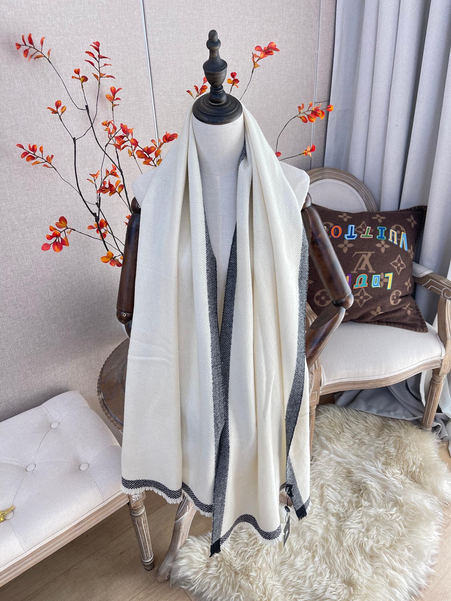 Chanel - Ультратеплый шарф из высококачественного кашемира - В комплекте с брошью в виде колосьев пшеницы - 60 см - 180 см - 2 см