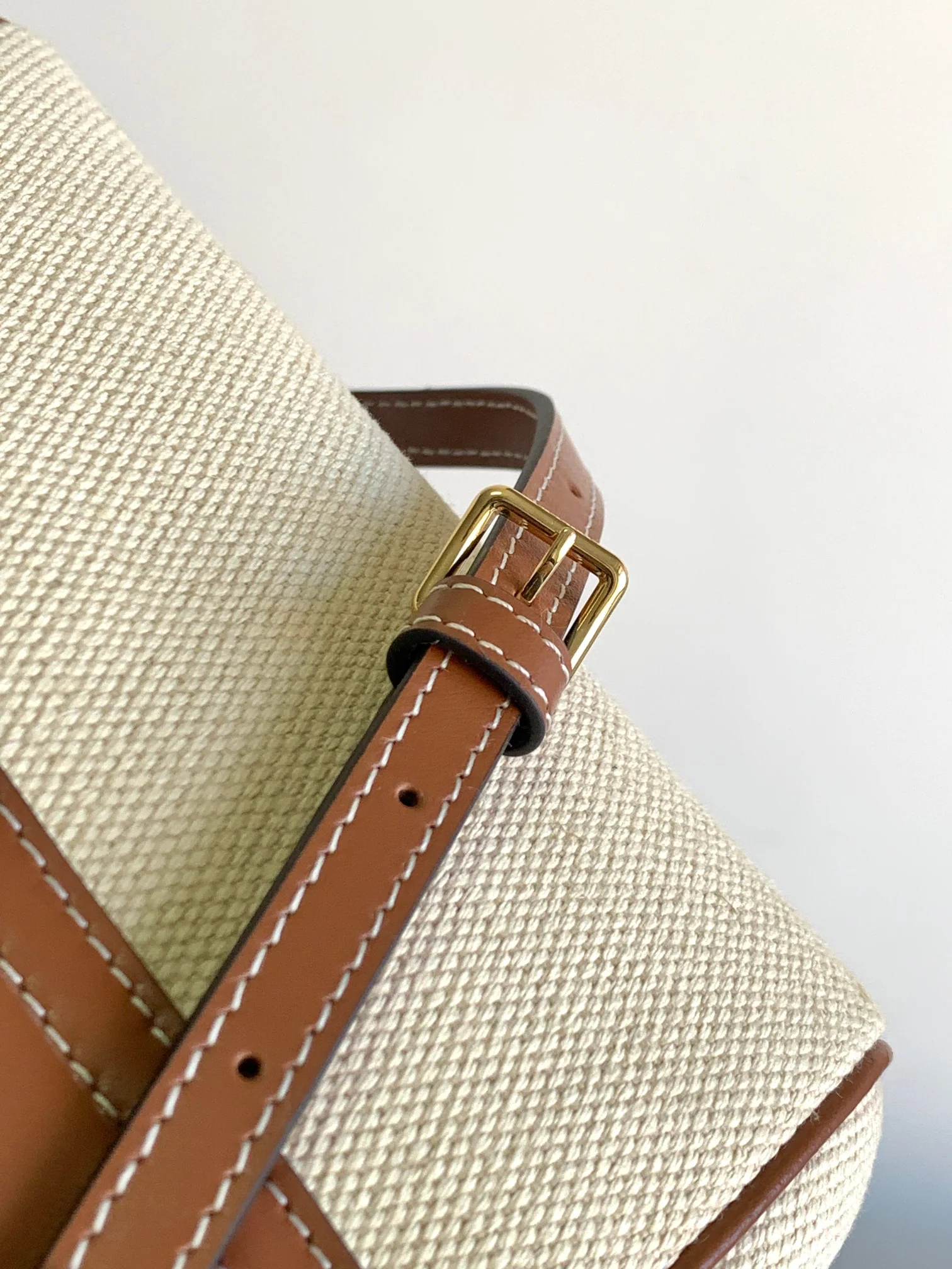 Новинка весны 2023 года от Celine - Мини-сумочка из мягкой канвы (16 см).