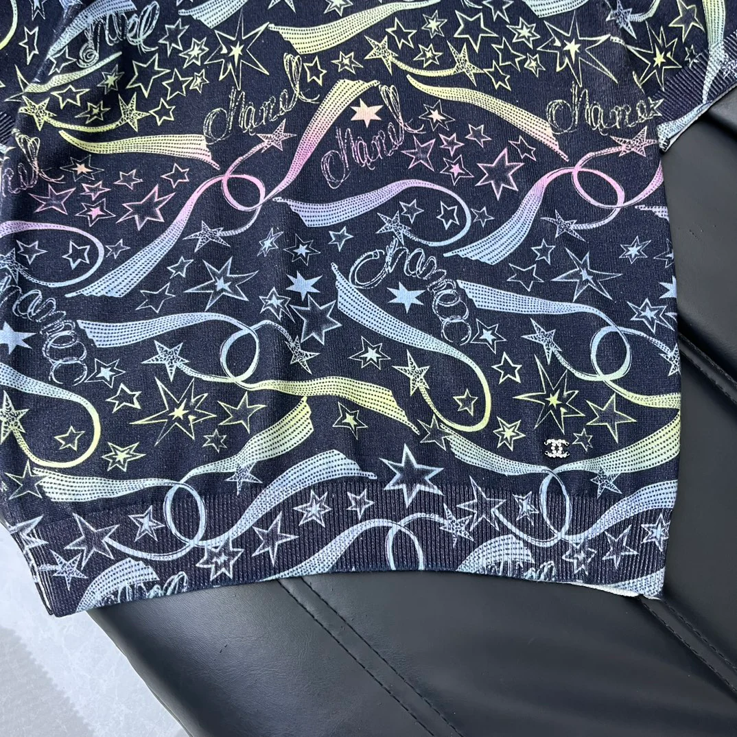 Топ с короткими рукавами из трикотажа с принтом из коллекции Chanel 2403 Comet.