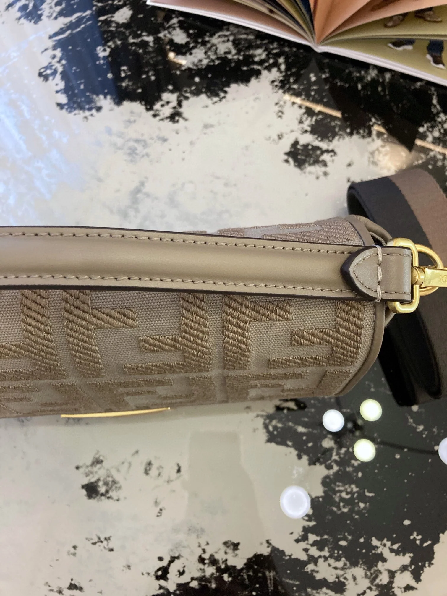 Сумка Fendi Baguette Medium из абрикосового холста