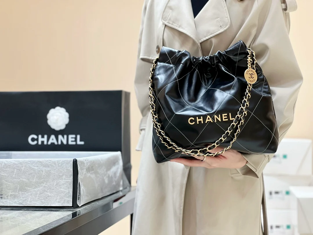 Круизная коллекция Chanel 2023 - сумка 22bag - маленькая - черная - Фотографии в одежде