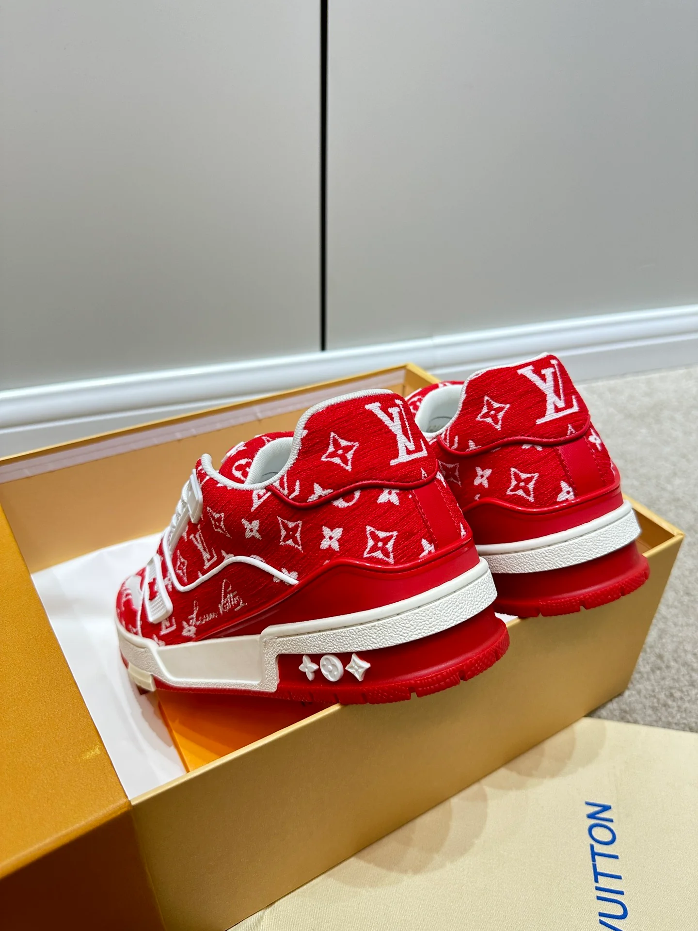 Кроссовки LV Trainer - с принтом по всей поверхности - красные