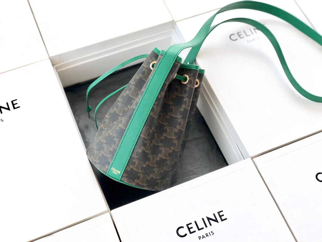 Маленькая холщовая сумка Celine Triomphe на завязках - зеленая с монограммой.