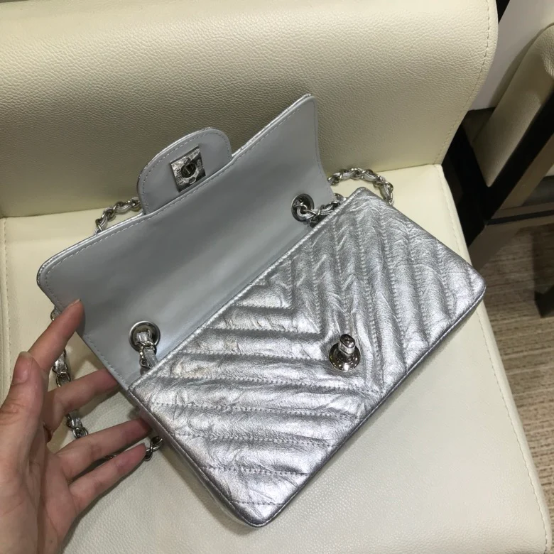 Коллекция Chanel Весна/Лето 2018 - Плиссированная металлизированная кожа - Телячья кожа - Сумка CF - 20 см