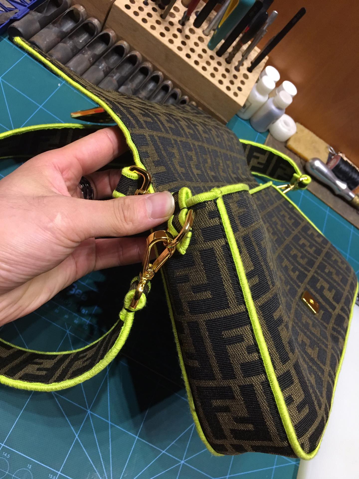 Сумка-багет Fendi Baguette — желтая сумка-багет средней длины с монограммой.