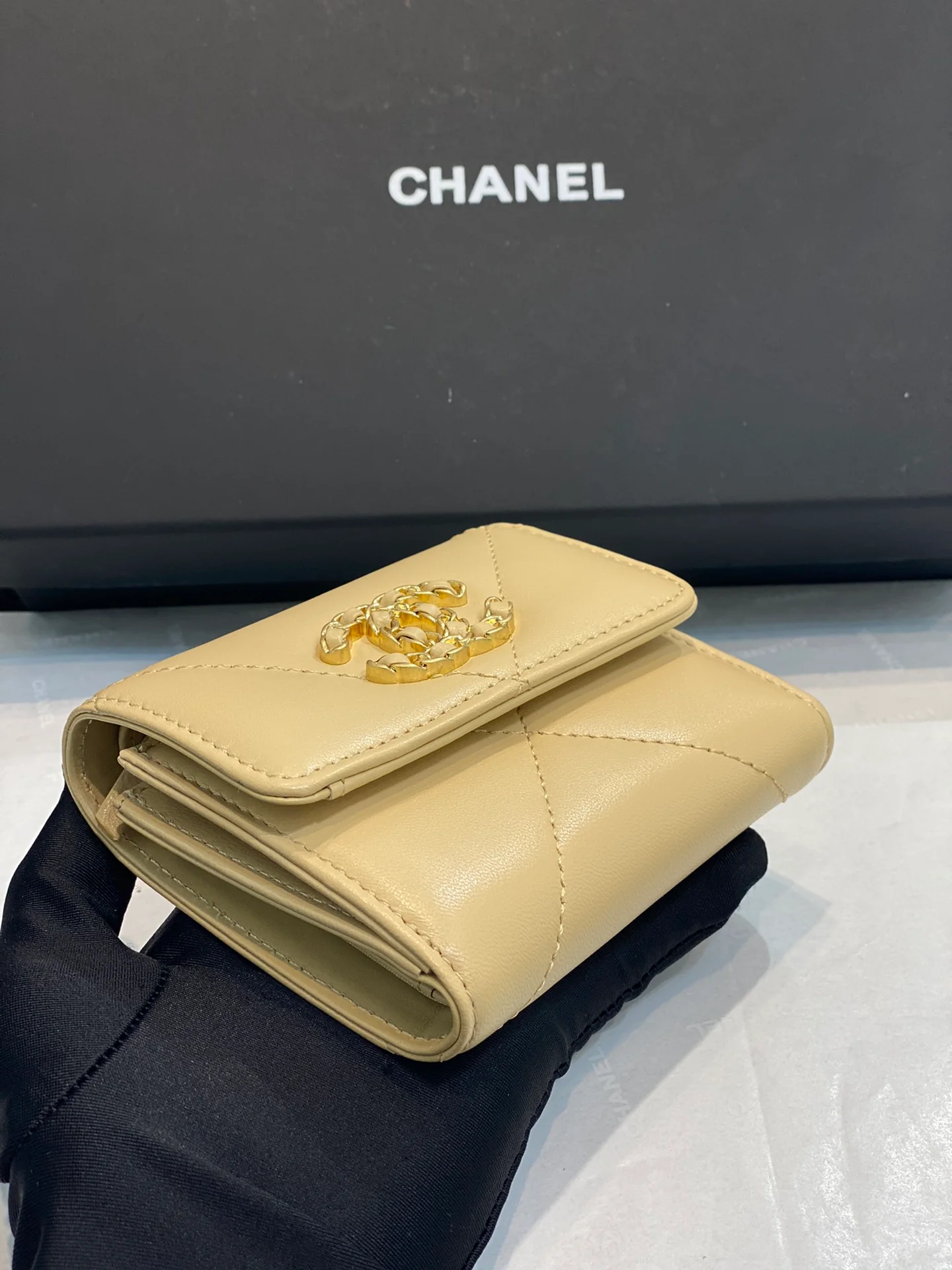 Кошелек-портмоне Chanel серии 19 - желтый