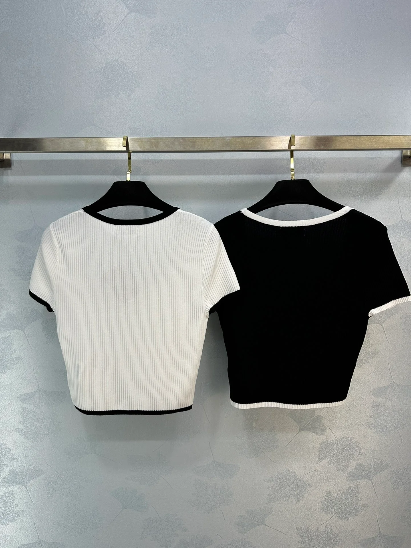 Miu Miu - 2404 - Весна 2024, шелково-хлопковый топ с U-образным вырезом и короткими рукавами.