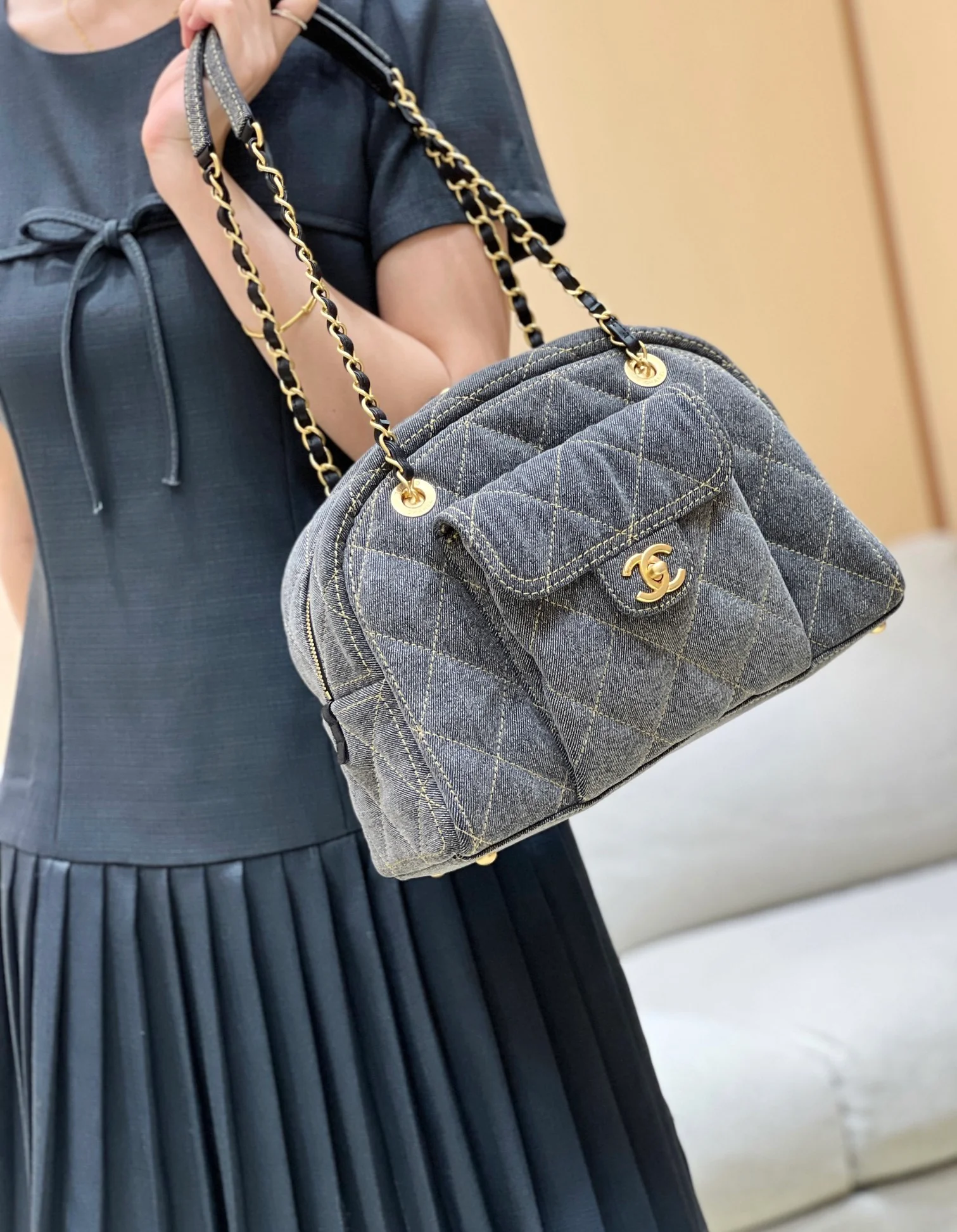 Chanel - Сумка-боулинг из выстиранного денима - Синяя