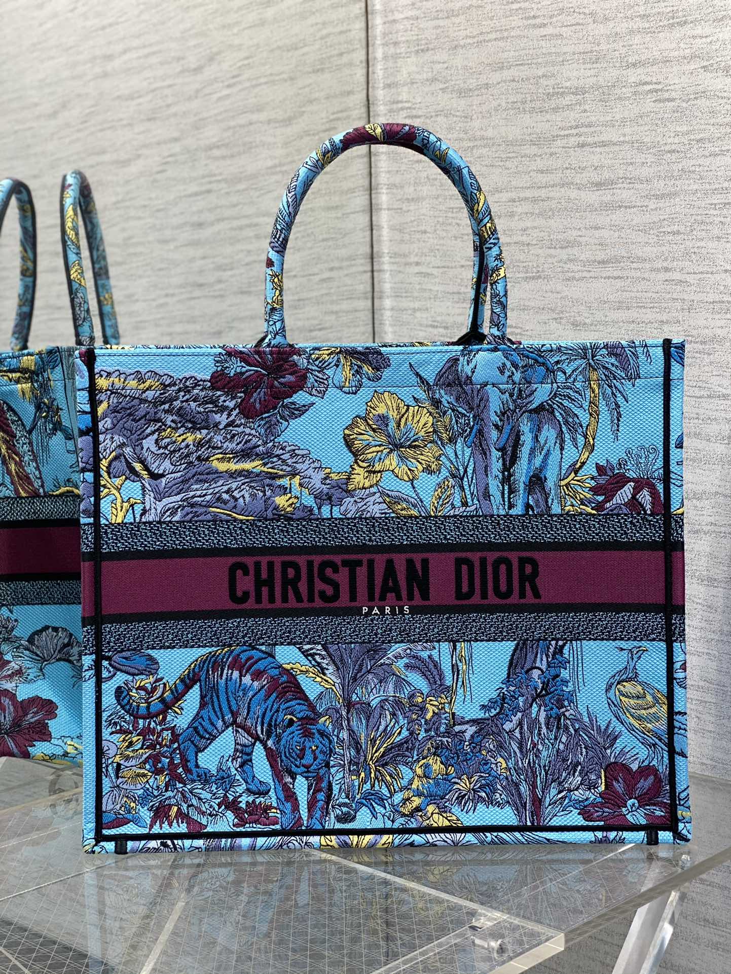 Сумка Dior Book Tote из коллекции Весна/Лето 2023 — Цвет ?зоосиний? — Большой размер