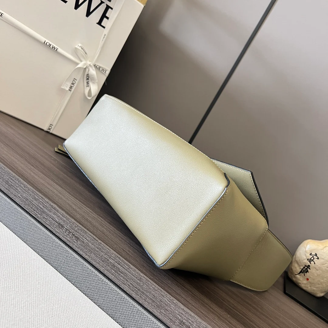 Сумка-хобо Loewe Puzzle из кожи наппа, бежевая.