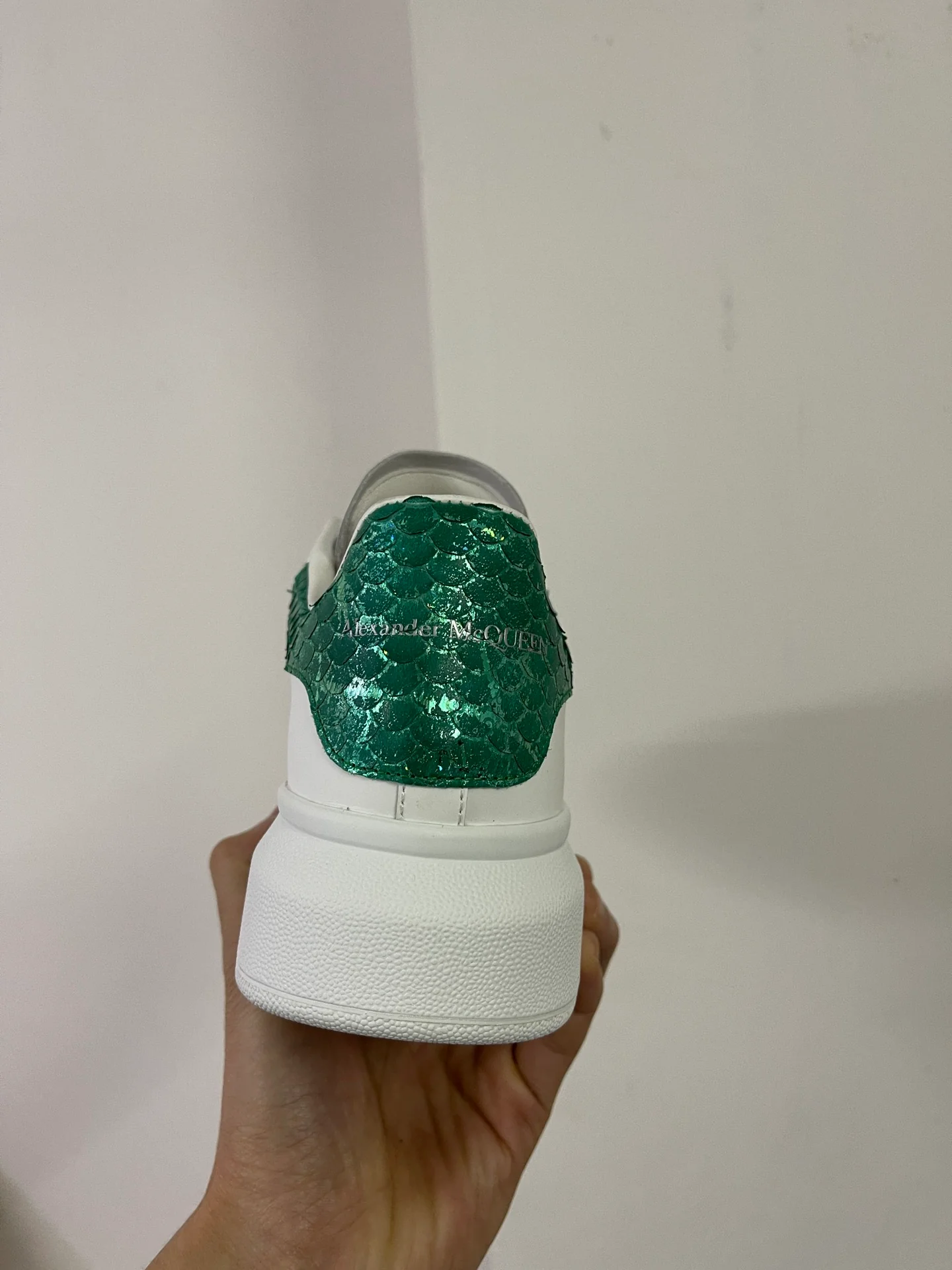 Классические белые кроссовки McQueen - унисекс - с отделкой под змеиную кожу зеленого цвета.