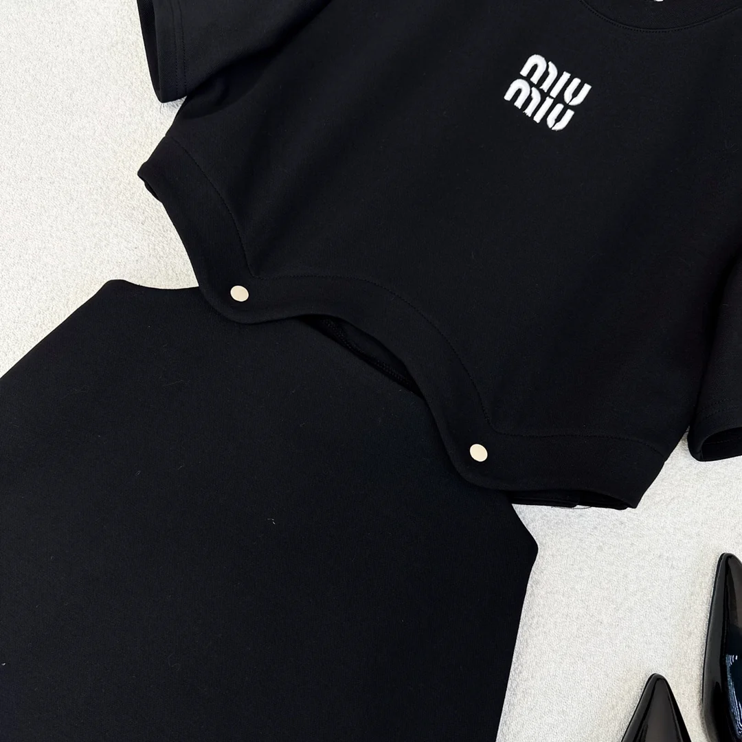 Miu Miu - 2404-24ss Весна/Лето Новинка Укороченное платье с короткими рукавами, которое можно носить как в сложенном, так и в раскладном виде - Черное