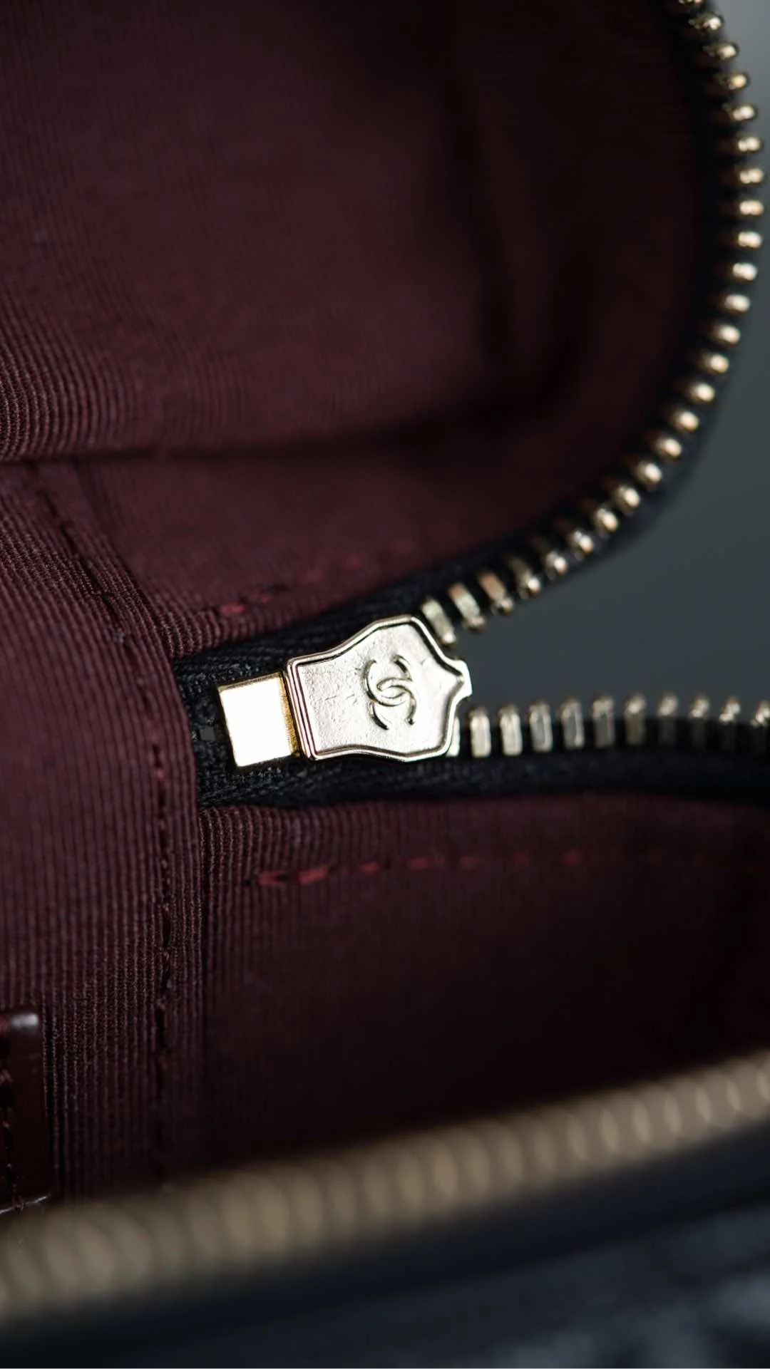 Сумка-ланчбокс Chanel 25c Lychee Beef - черно-золотая