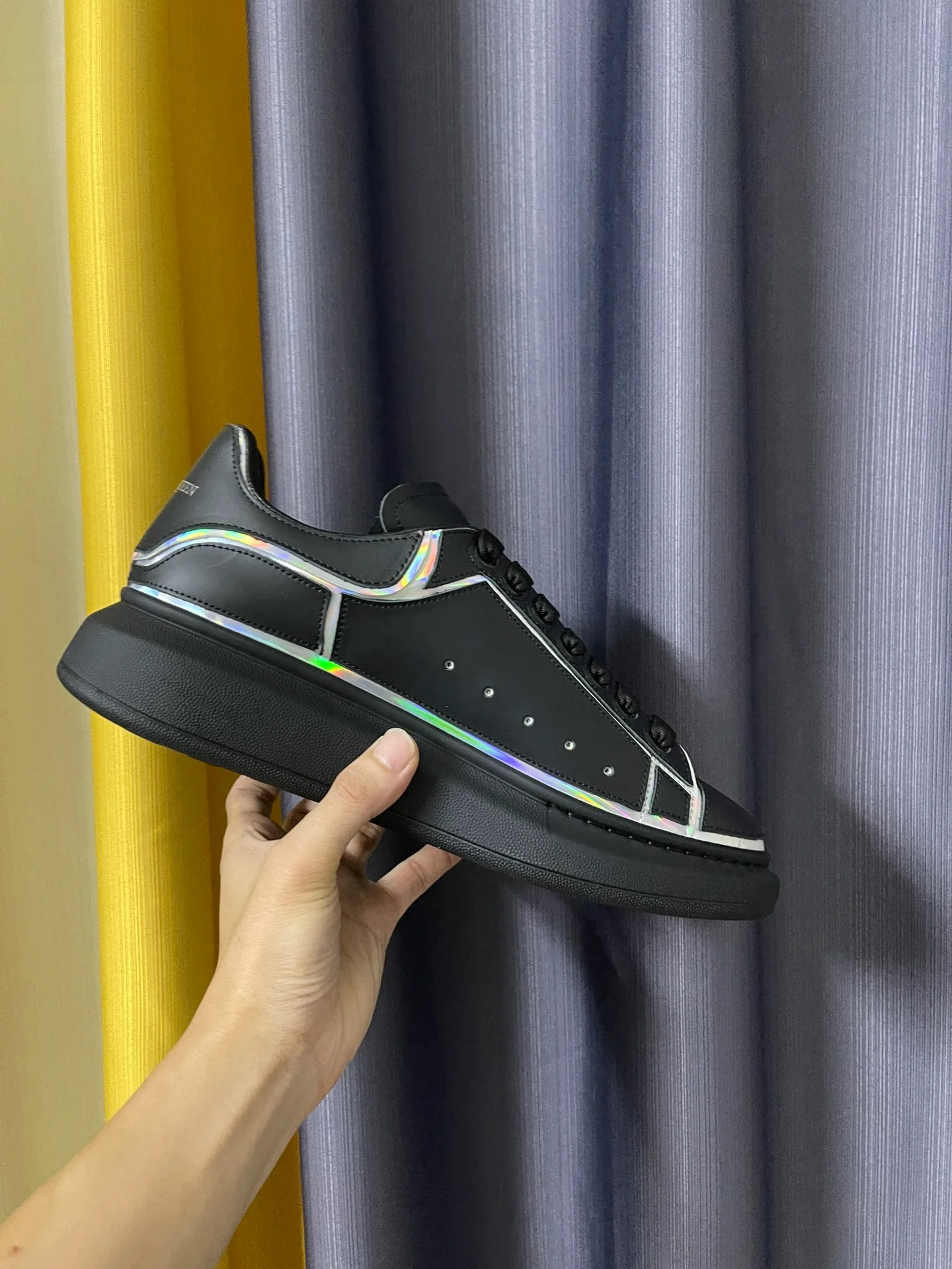 Классические белые кроссовки McQueen - унисекс - серебристо-черная кожа с лазерной перфорацией