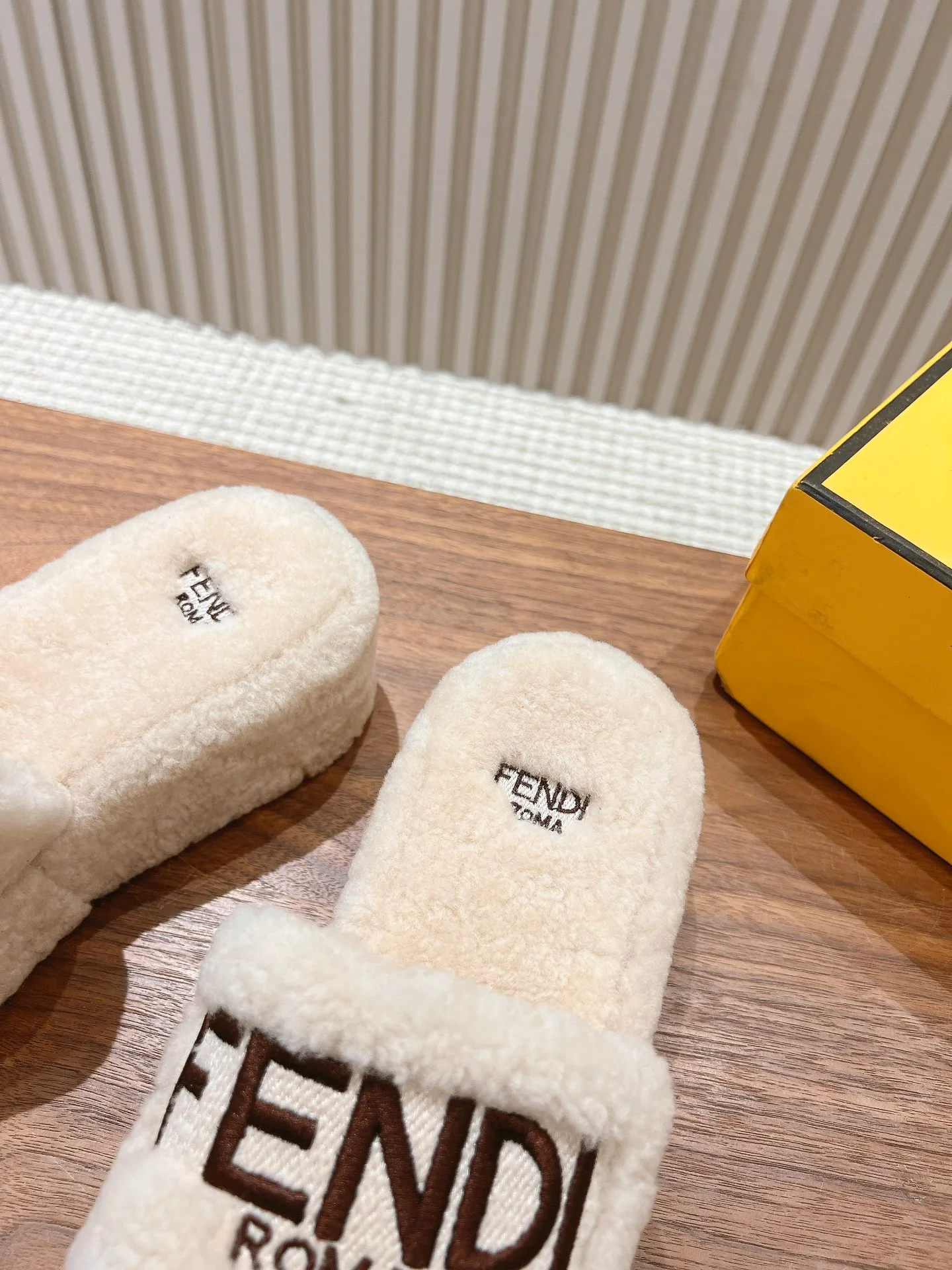 Fendi 2024 - Меховые тапочки - Белые